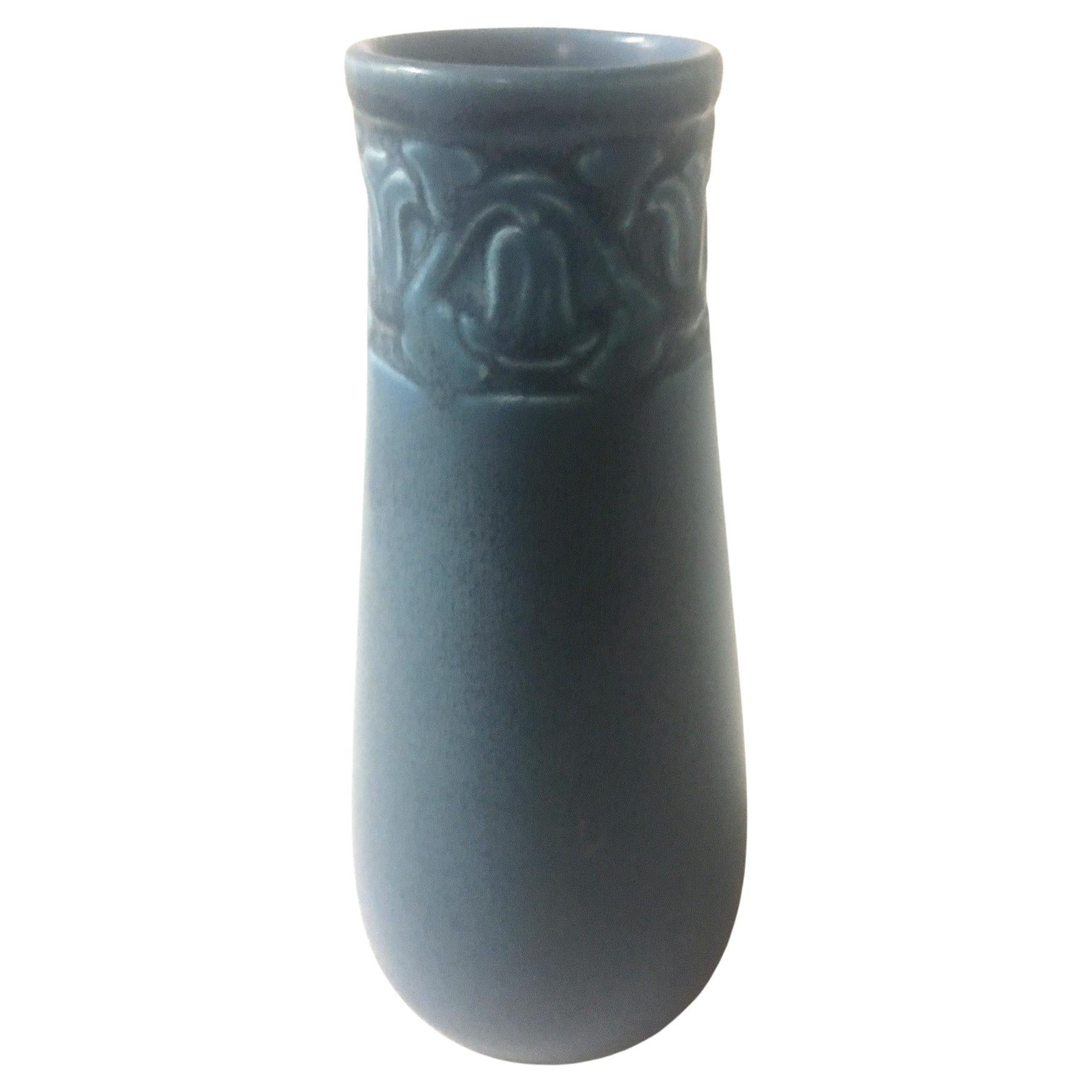Este precioso jarrón capullo de American Art Pottery presenta un encantador motivo de campanillas y es de un llamativo azul Aéreo, un 