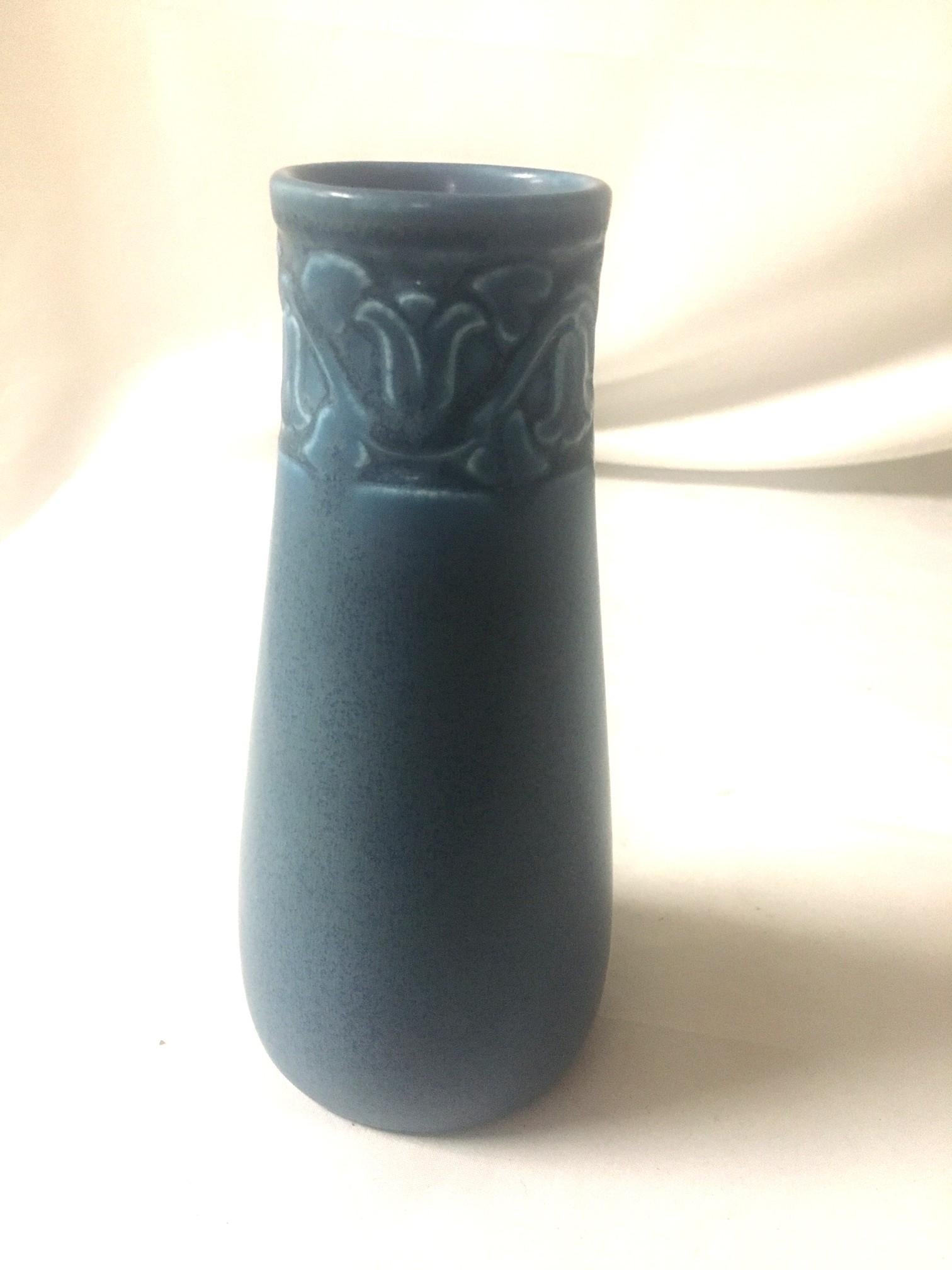 Jarrón de capullos con diseño de campanillas azules aéreas de Rookwood American Art Pottery c1928 Estadounidense en venta
