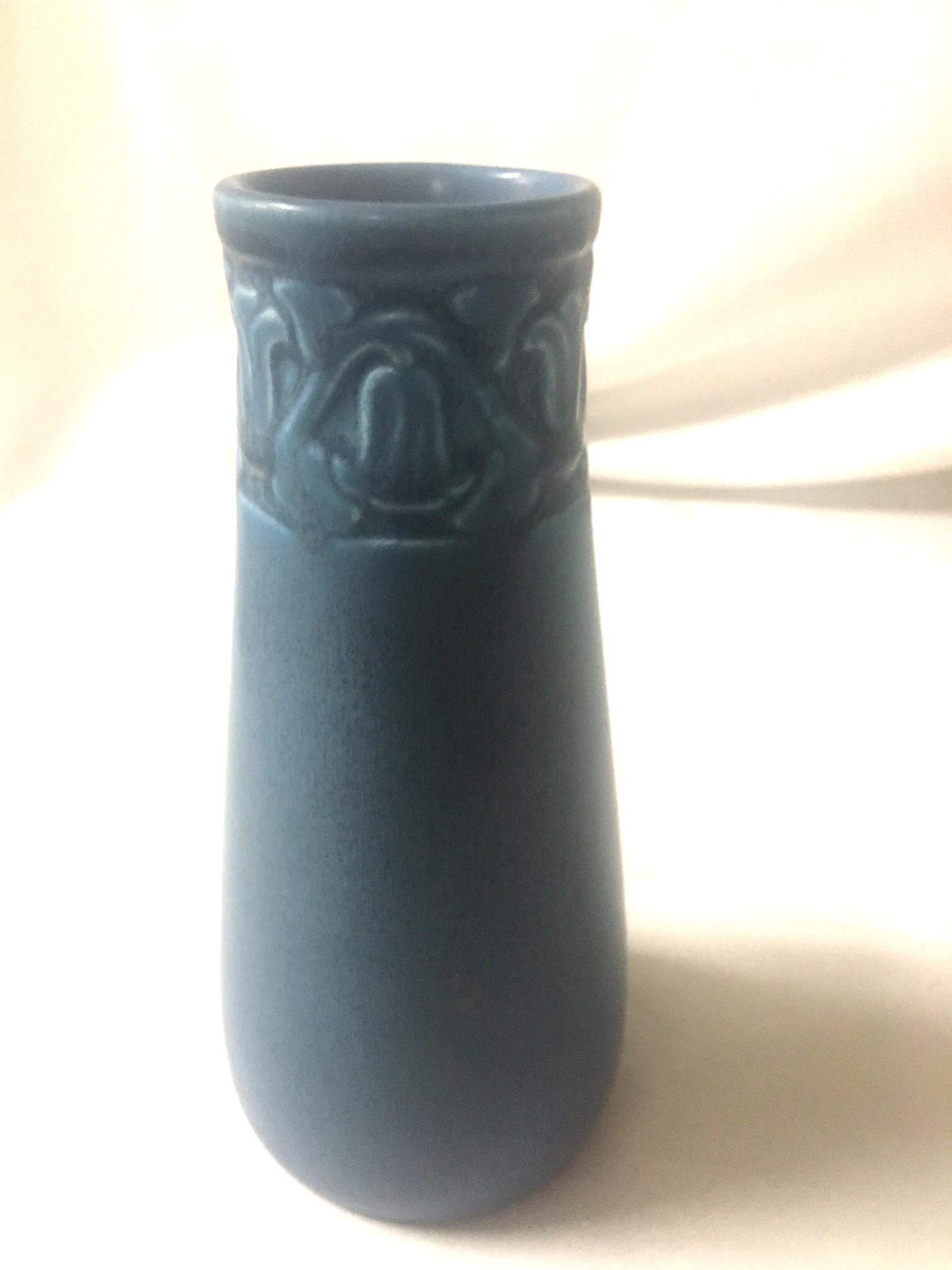 Jarrón de capullos con diseño de campanillas azules aéreas de Rookwood American Art Pottery c1928 en Bueno estado para la venta en Savannah, GA