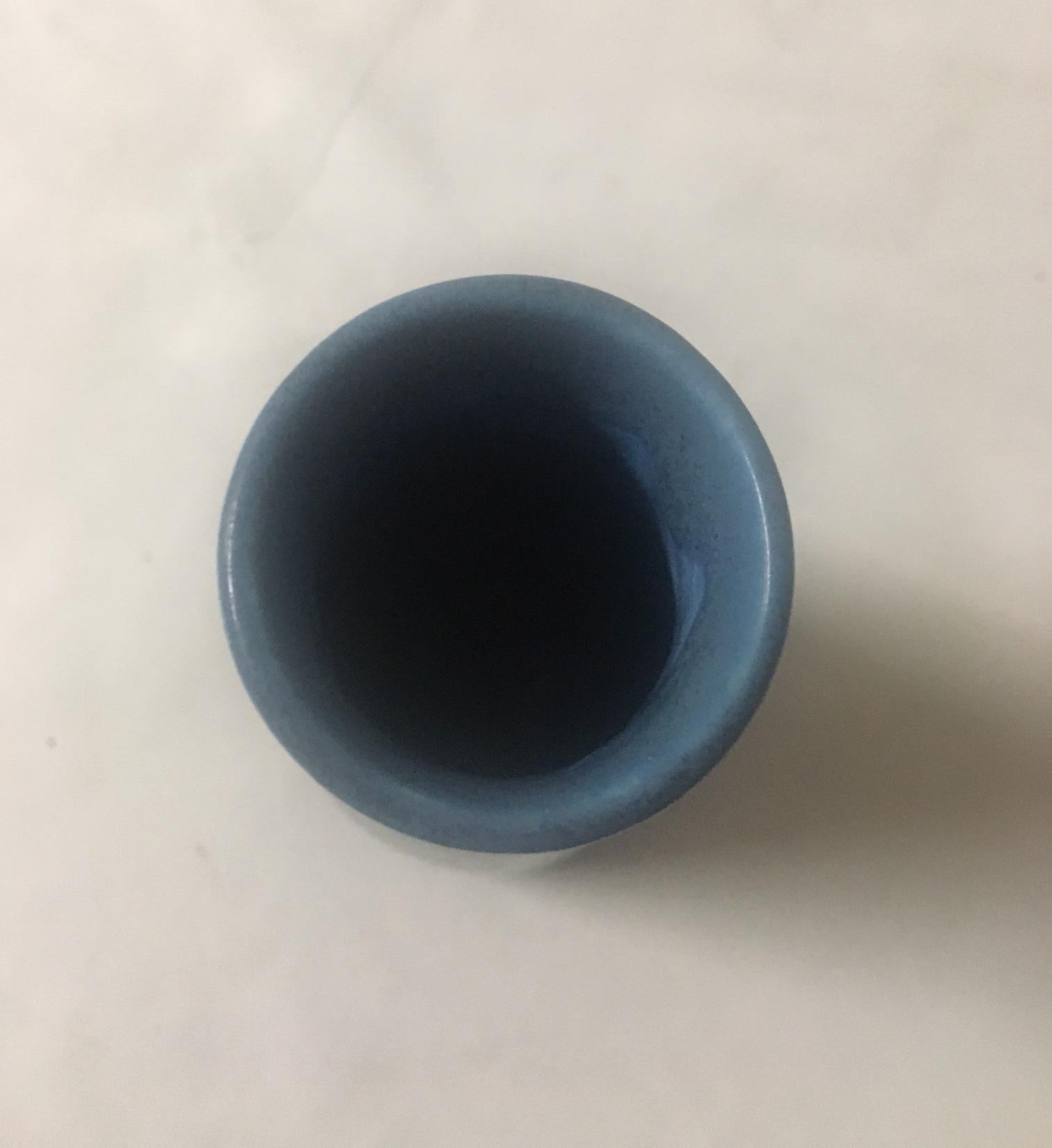 Jarrón de capullos con diseño de campanillas azules aéreas de Rookwood American Art Pottery c1928 principios del siglo XX en venta
