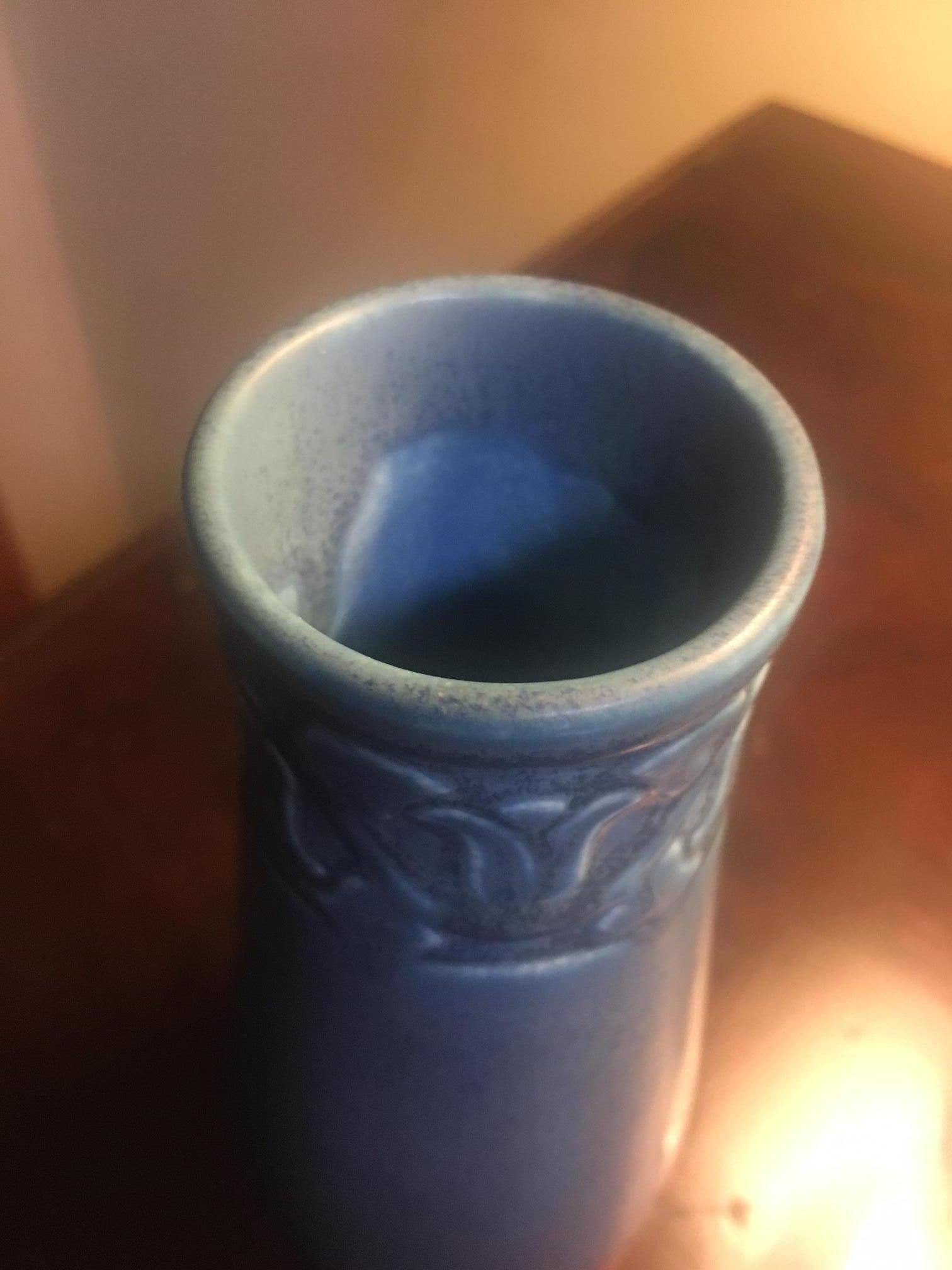 Jarrón de capullos con diseño de campanillas azules aéreas de Rookwood American Art Pottery c1928 en venta 2
