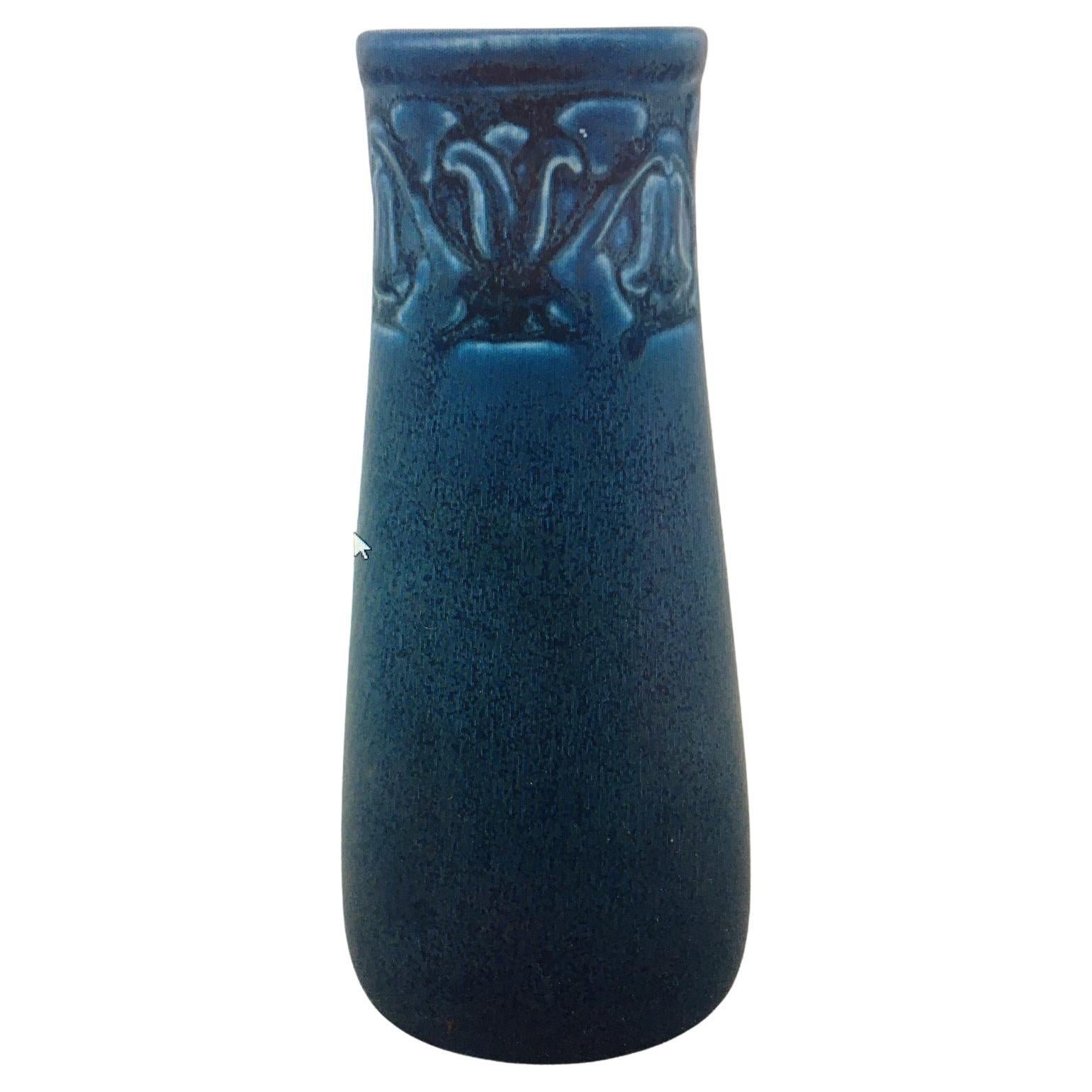 Jarrón de capullos con diseño de campanillas azules aéreas de Rookwood American Art Pottery c1928 en venta