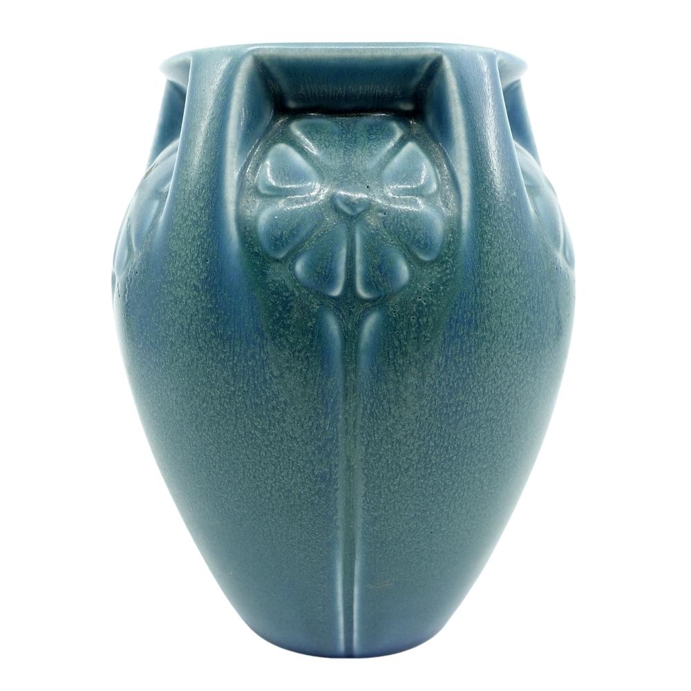 Blau-grüne Vase aus amerikanischer Kunstkeramik von Rookwood mit eingeschnittenem Blumendesign - 1922