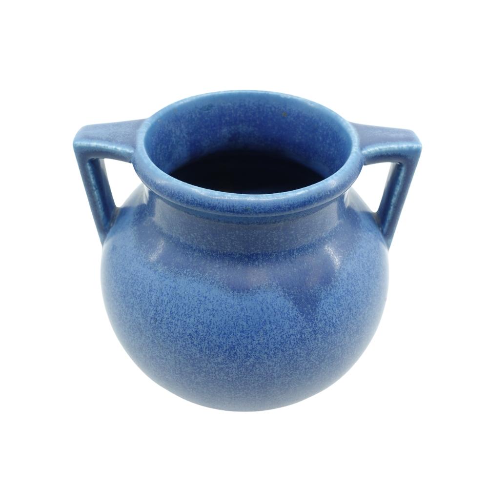 Blaue Vase mit zwei Henkeln aus amerikanischer Kunstkeramik von Rookwood - 1928 (Arts and Crafts) im Angebot