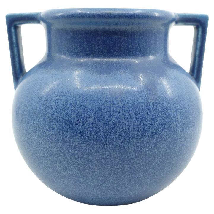 Blaue Vase mit zwei Henkeln aus amerikanischer Kunstkeramik von Rookwood - 1928 im Angebot