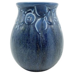 Rookwood Vase aus amerikanischer Kunstkeramik in Dunkelblau mit eingeschnittenem Beerendesign - 1923