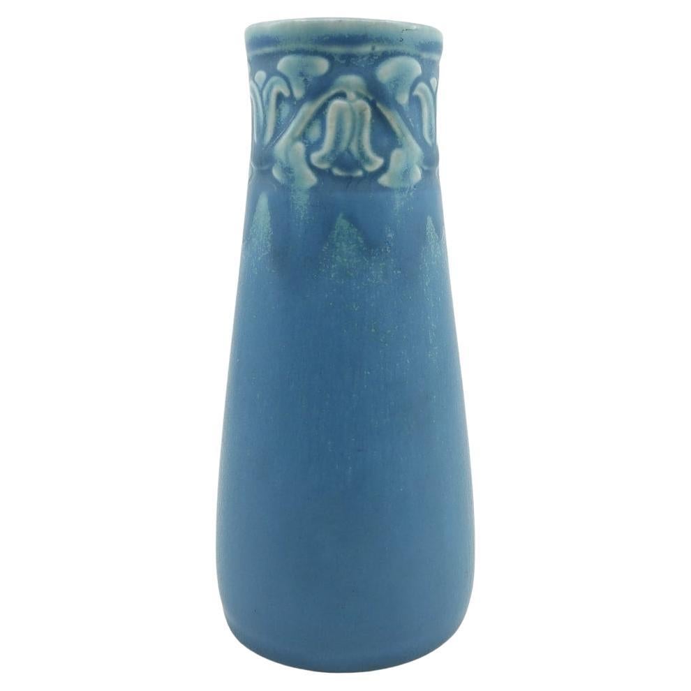Rookwood American Art Pottery vase bleu clair incisé à motifs floraux - 1928
