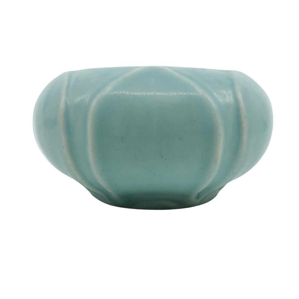 Ce bol en poterie Rookwood, émaillé à la main, présente un motif stylisé incisé sur un corps bulbeux. Ce bol est recouvert d'une magnifique glaçure turquoise et porte la marque à la flamme 