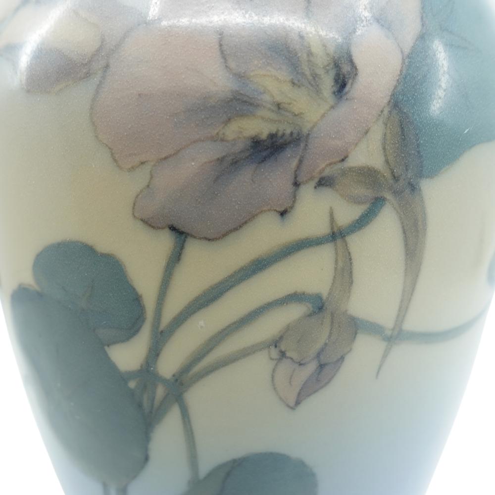 Rookwood Vase aus amerikanischer Kunstkeramik, handbemalt, Nasturtiums, Ed Diers MINT 1927 (Frühes 20. Jahrhundert) im Angebot