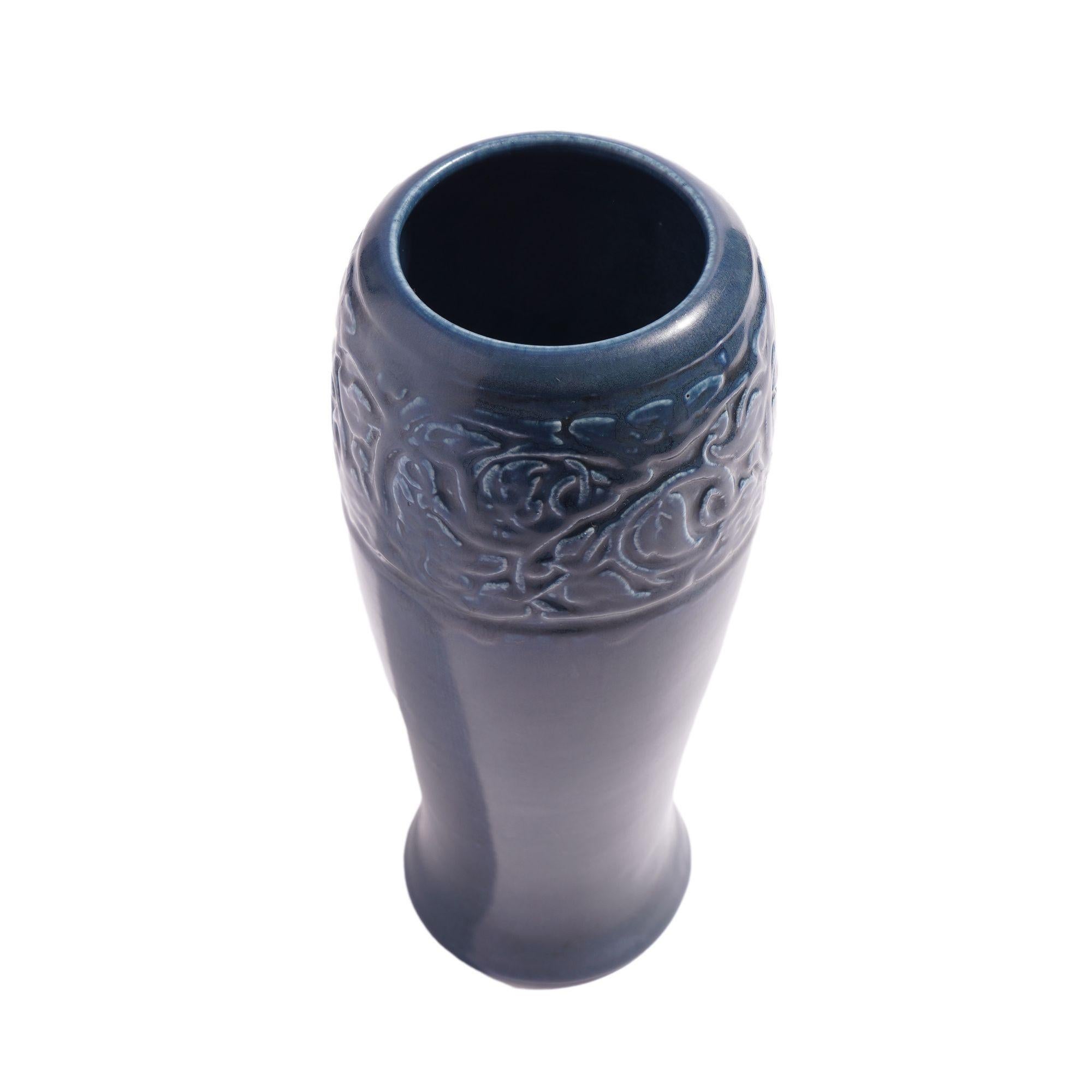 Rookwood Keramikvase in Blau, 1920 im Zustand „Gut“ im Angebot in Kenilworth, IL