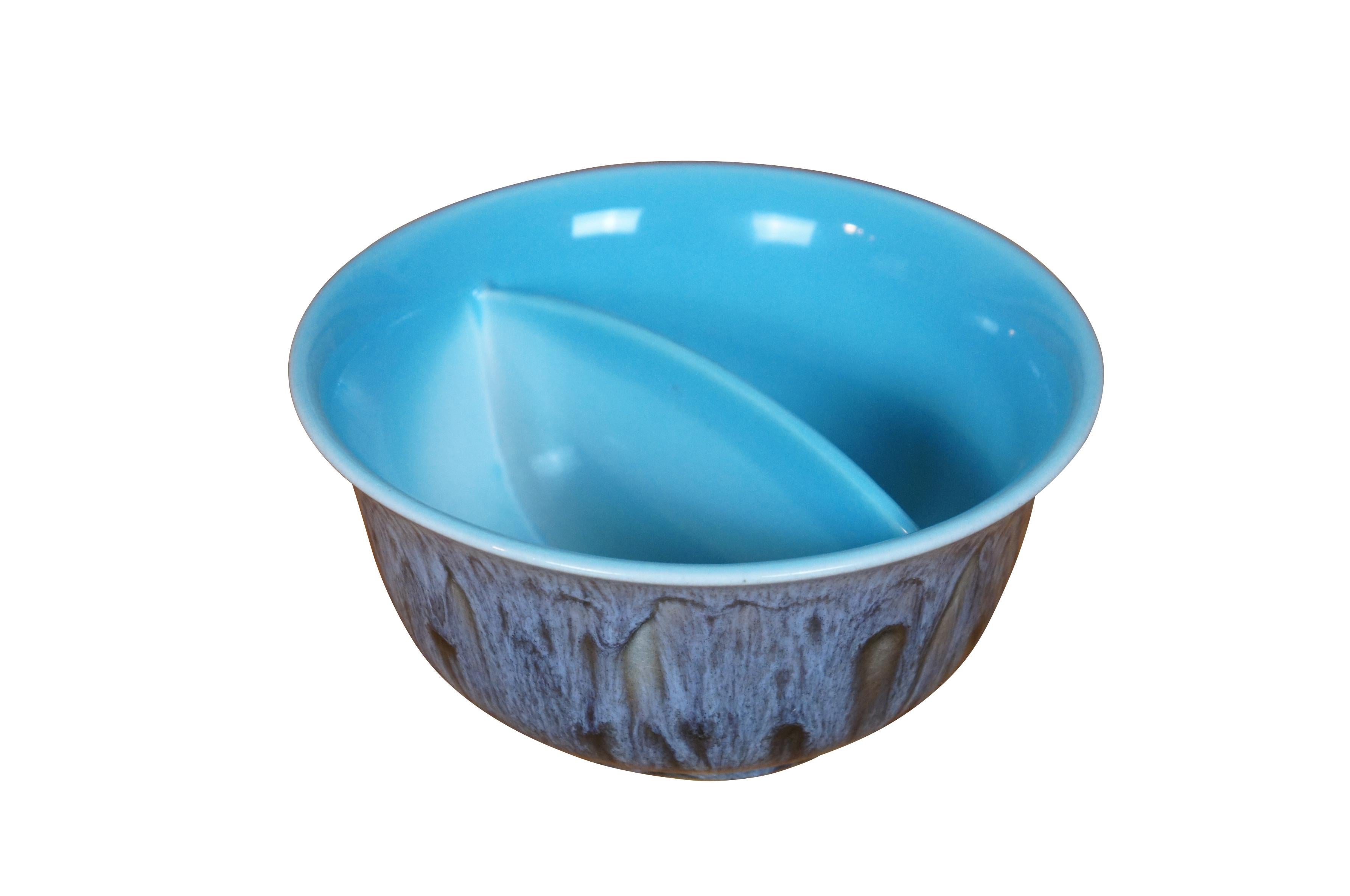 Raro cuenco o compota Rookwood de mediados de siglo, con interior dividido de color turquesa y cuerpo de esmalte goteado marrón grisáceo.  Circa XLIX 1949, Forma 7024, talla A.

Dimensiones:
6,5