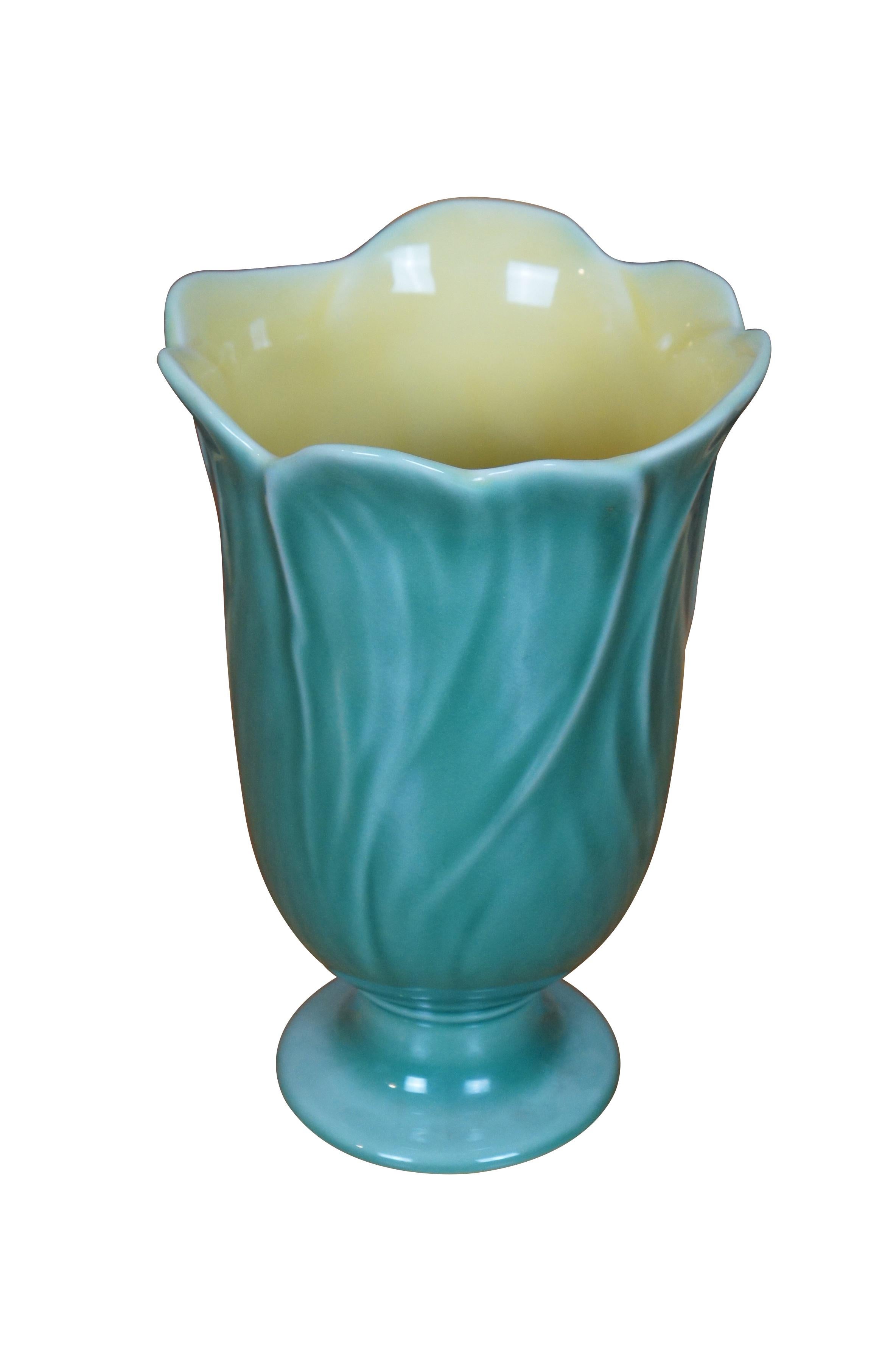 Vaso o urna da fiori con piede di Rookwood della metà del secolo, con disegno di foglie o cavoli e smalto verde e giallo.  Circa 1951 LI.  Forma 6969.

Dimensioni:
5,25