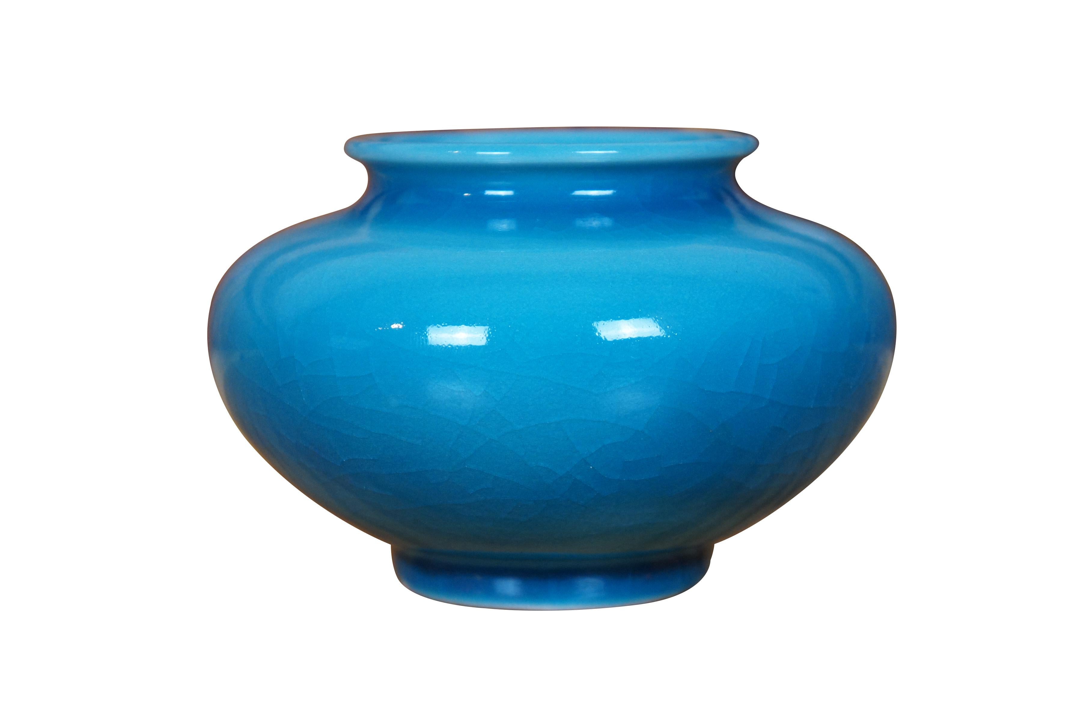 Schale oder Kompott von Rookwood Pottery aus der Mitte des Jahrhunderts in bauchiger Form mit rotkehlchenblauer/türkisfarbener Glasur.  Circa 1953 LIII, Form 6660, Größe F.

Abmessungen:
5