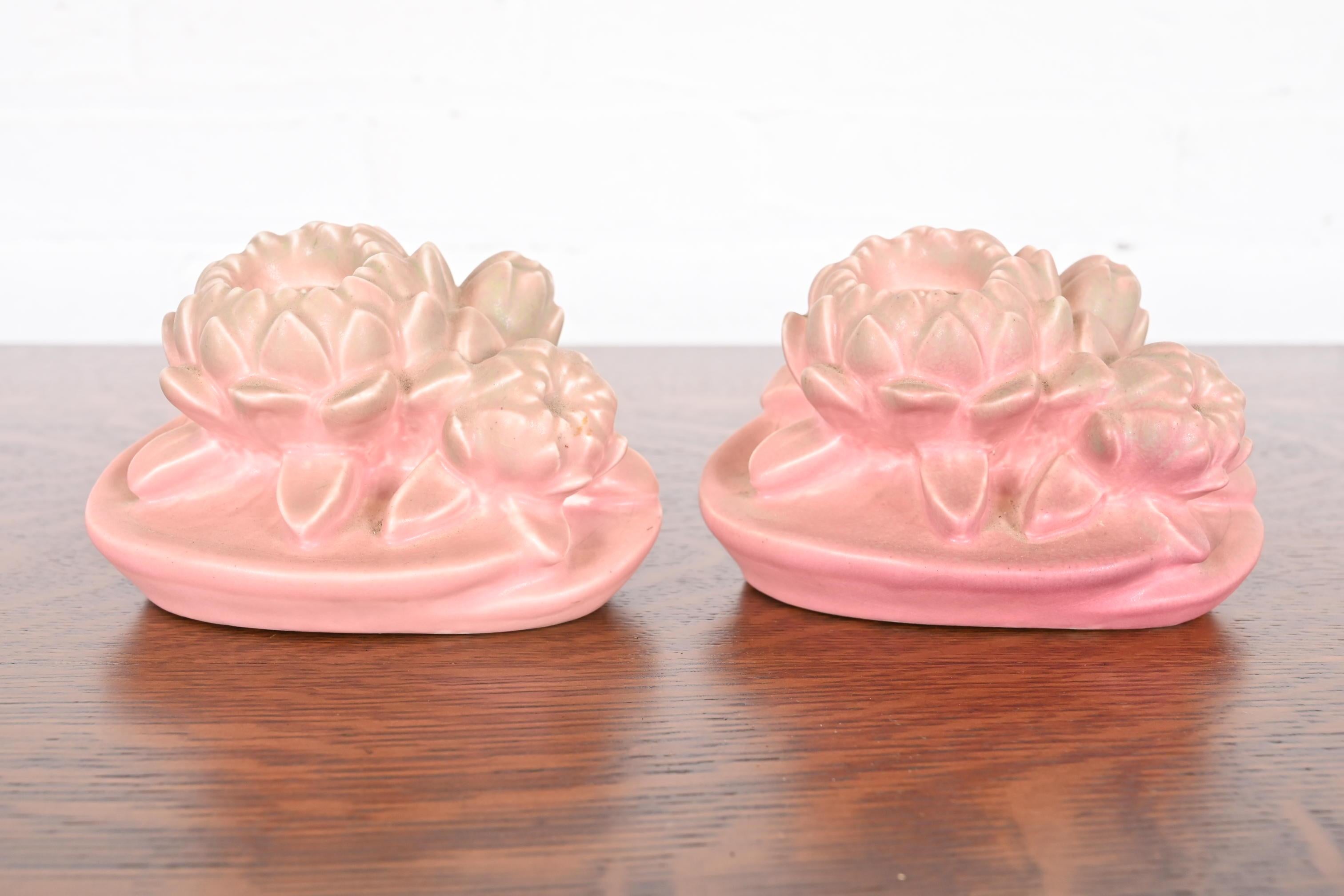 Magnifique paire de serre-livres en poterie d'art émaillée d'époque Arts & Crafts ou Art Nouveau, avec motif de fleur de lotus.

Par Rookwood Pottery

ÉTATS-UNIS, 1930

Céramique émaillée d'une belle couleur rose pâle.

Chacune mesure : 5,75 