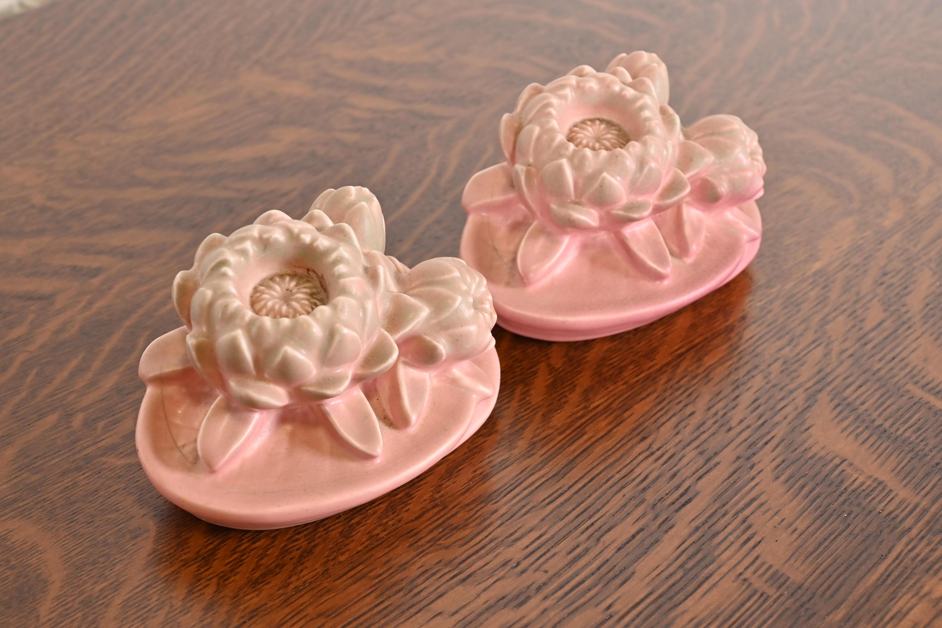 Américain Serre-livres Art Nouveau en céramique émaillée rose à fleur de lotus, 1930 en vente
