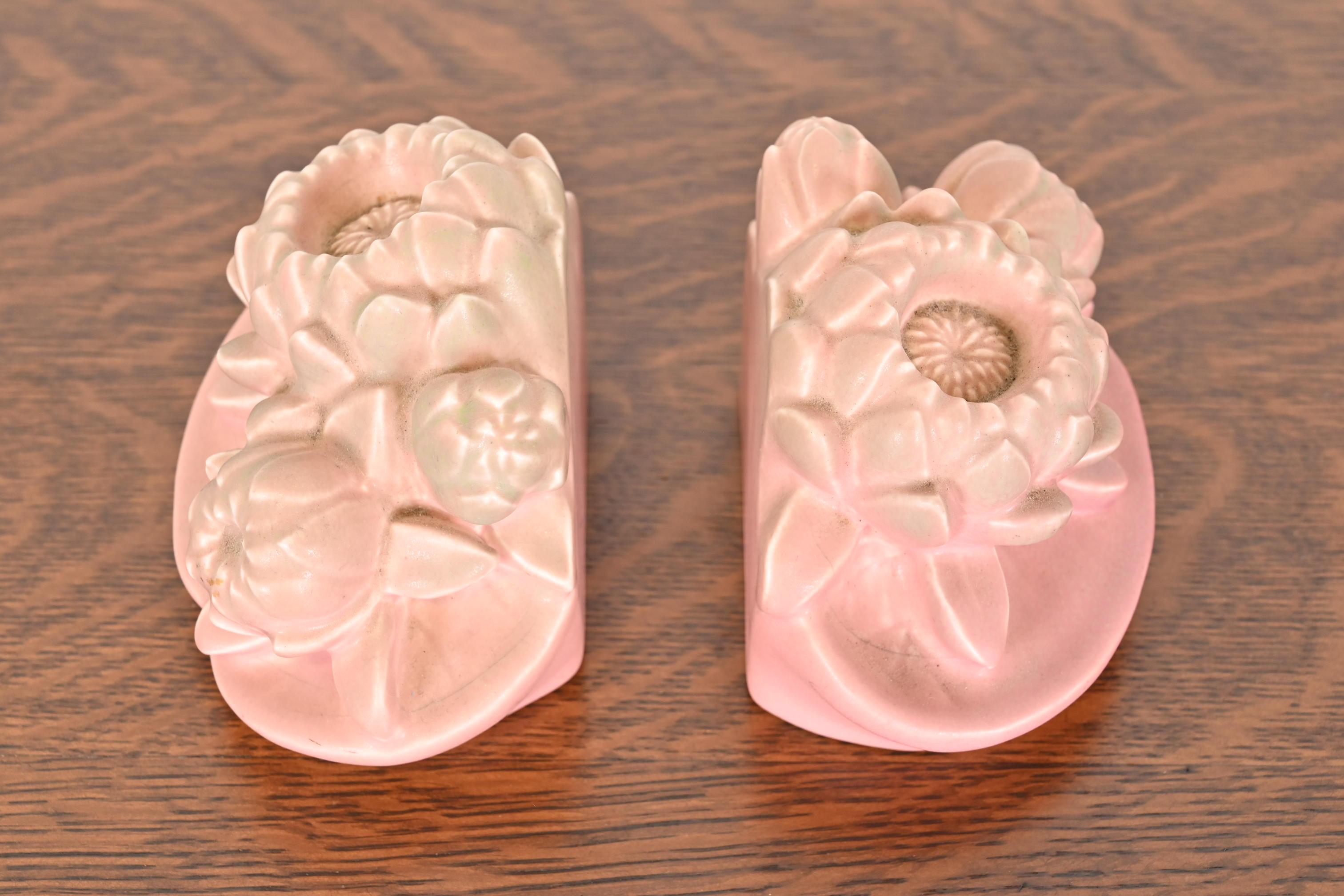 Milieu du XXe siècle Serre-livres Art Nouveau en céramique émaillée rose à fleur de lotus, 1930 en vente