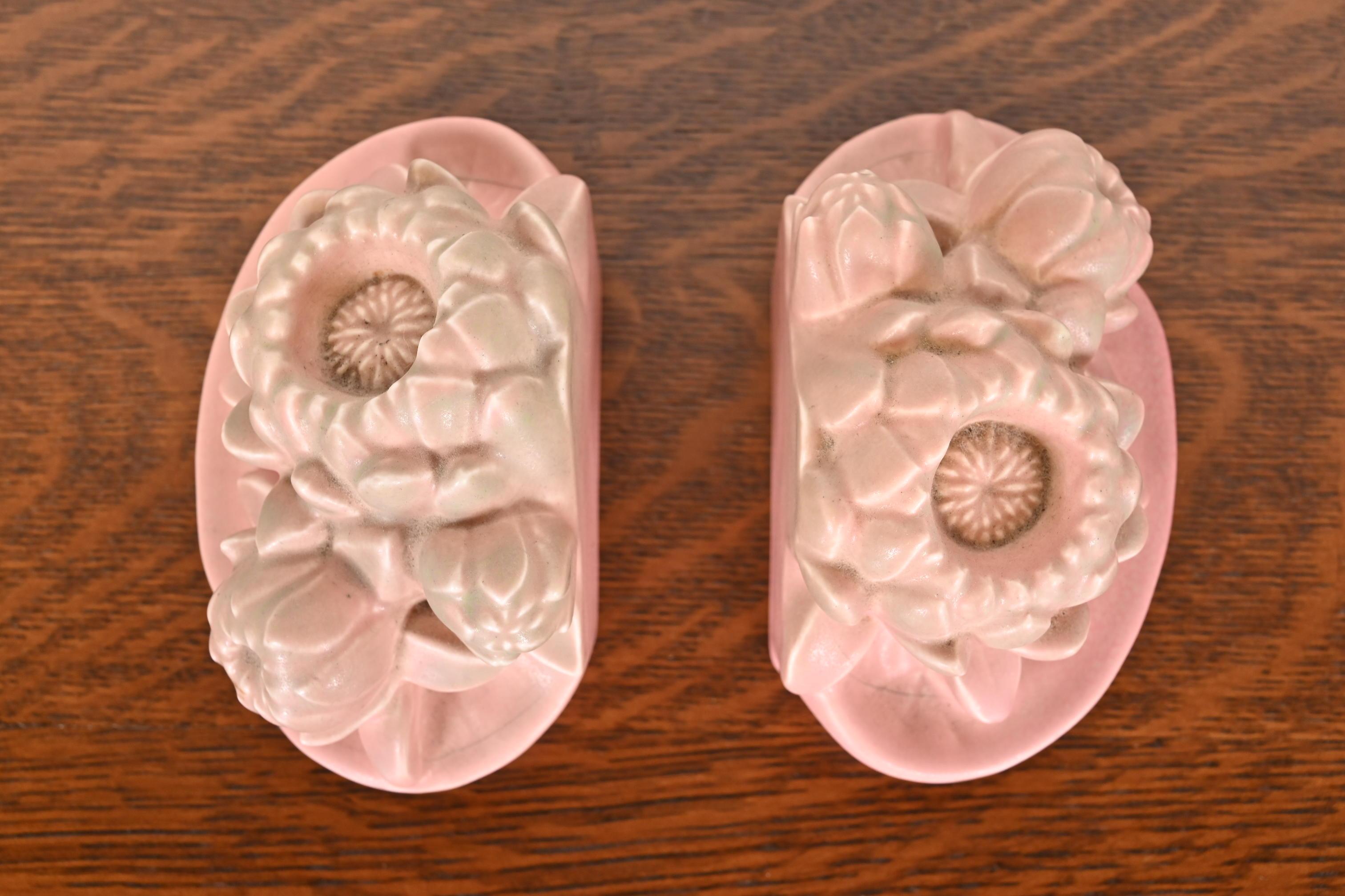 Céramique Serre-livres Art Nouveau en céramique émaillée rose à fleur de lotus, 1930 en vente