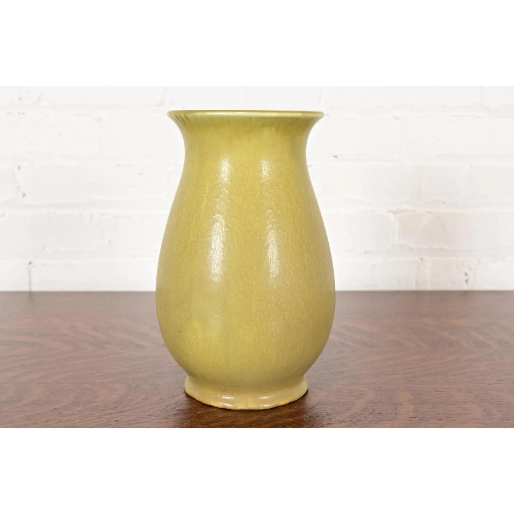 Eine wunderschöne glasierte Vase aus der Zeit der Arts & Crafts-Kunst

Von Rookwood Pottery

USA, 1925

Glasierte Keramik in einer schönen hellgrünen Farbe.

Maße: 4,5 