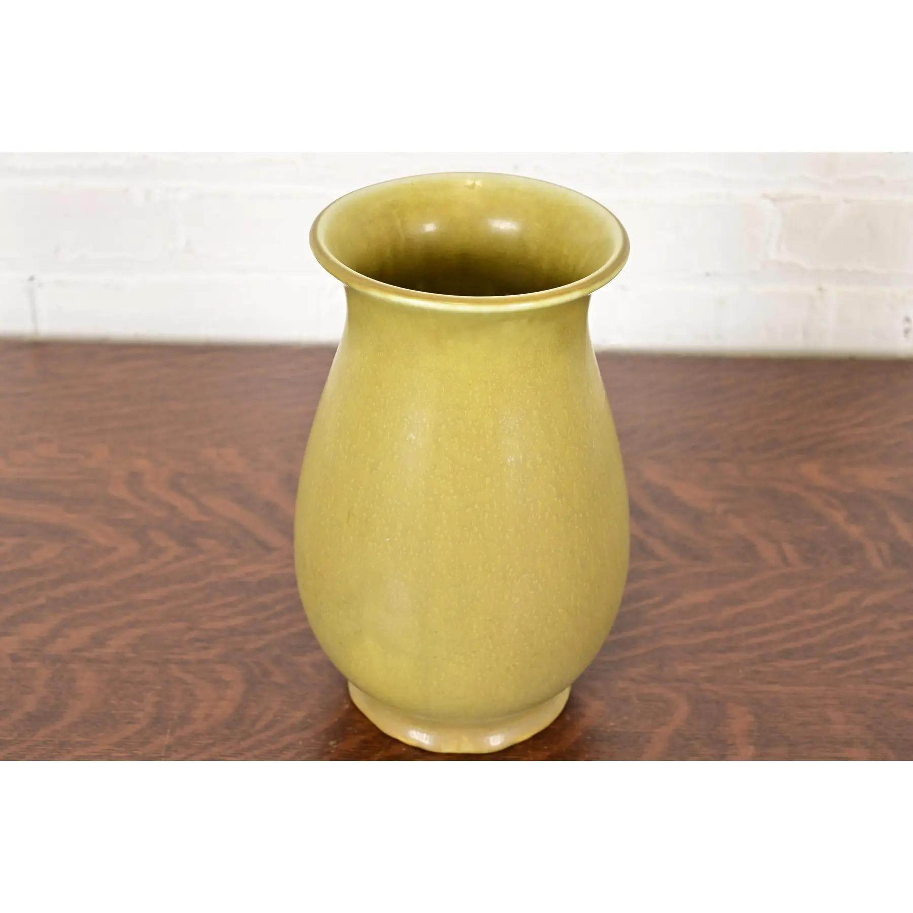 Rookwood Pottery Arts & Crafts Vase aus glasierter Keramik und Kunstkeramik, 1925 (Arts and Crafts) im Angebot