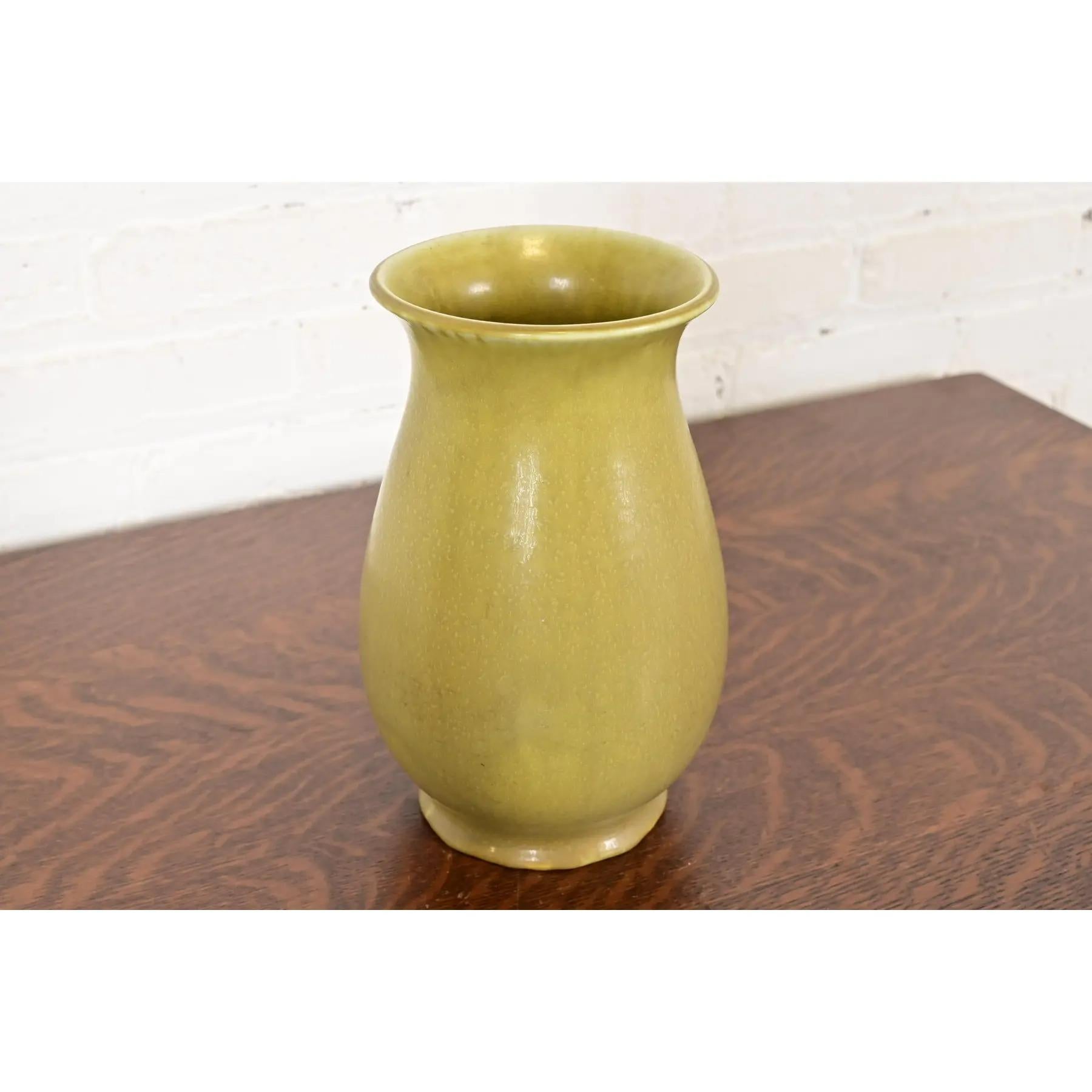 Rookwood Pottery Arts & Crafts Vase aus glasierter Keramik und Kunstkeramik, 1925 im Zustand „Gut“ im Angebot in South Bend, IN