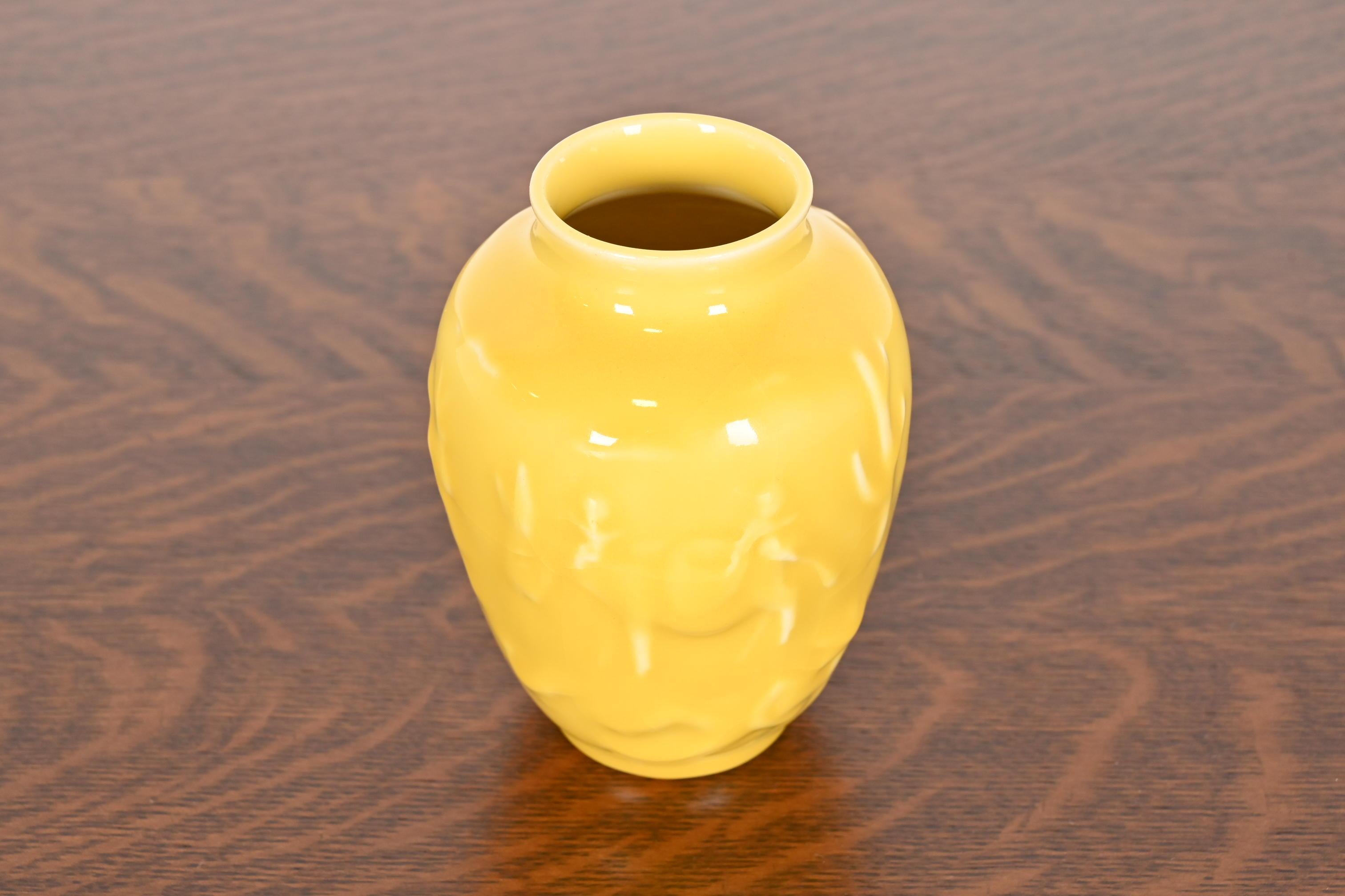 Eine wunderschöne glasierte Keramikvase aus der Arts & Crafts-Zeit mit Südwest-Motiv

Von Rookwood Pottery

USA, 1947

Glasierte Keramik in einer schönen hellgelben Farbe.

Maße: 4 