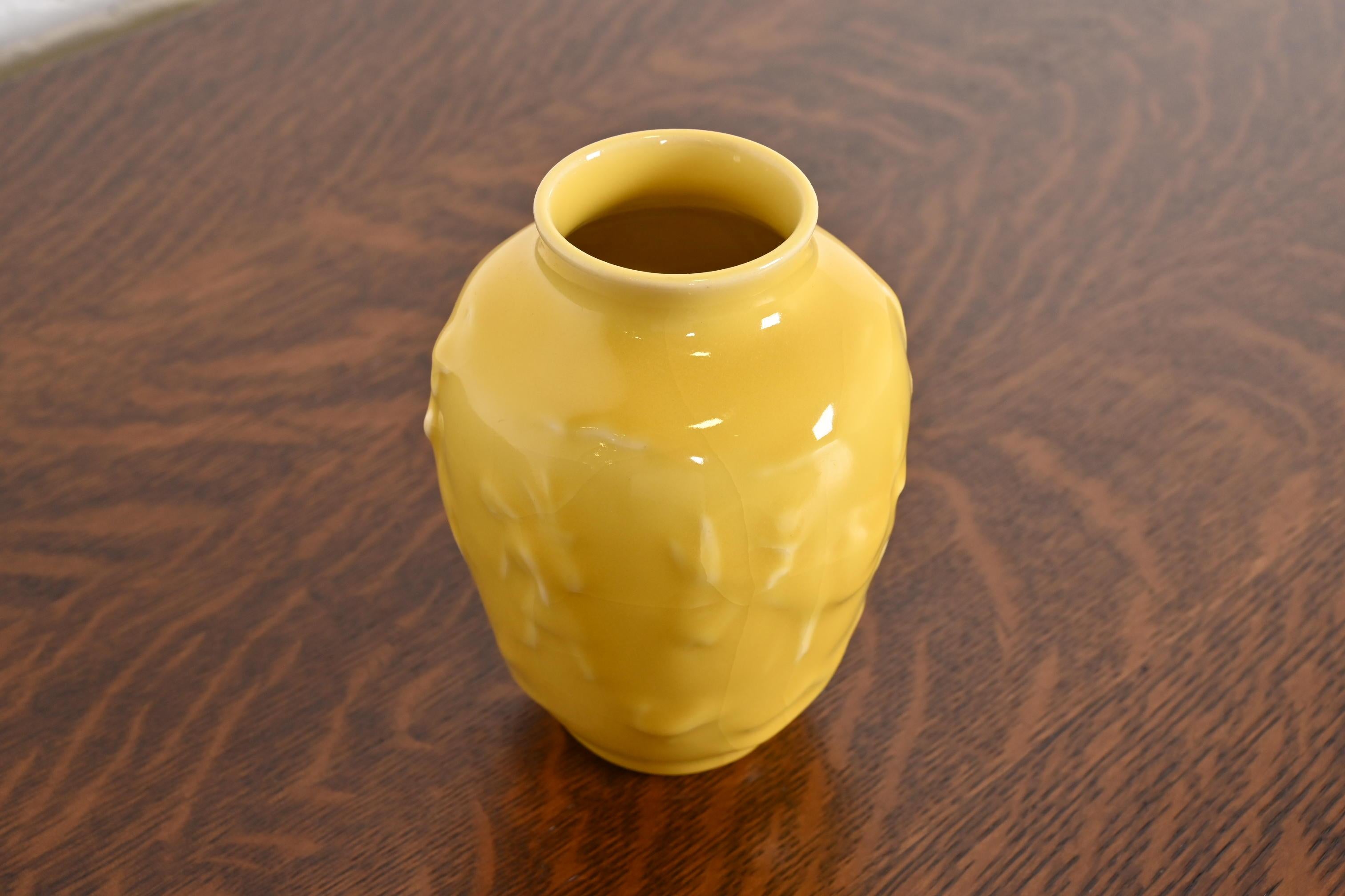 Rookwood Pottery Arts & Crafts Vase aus glasierter Keramik und Kunstkeramik, 1947 im Zustand „Gut“ im Angebot in South Bend, IN