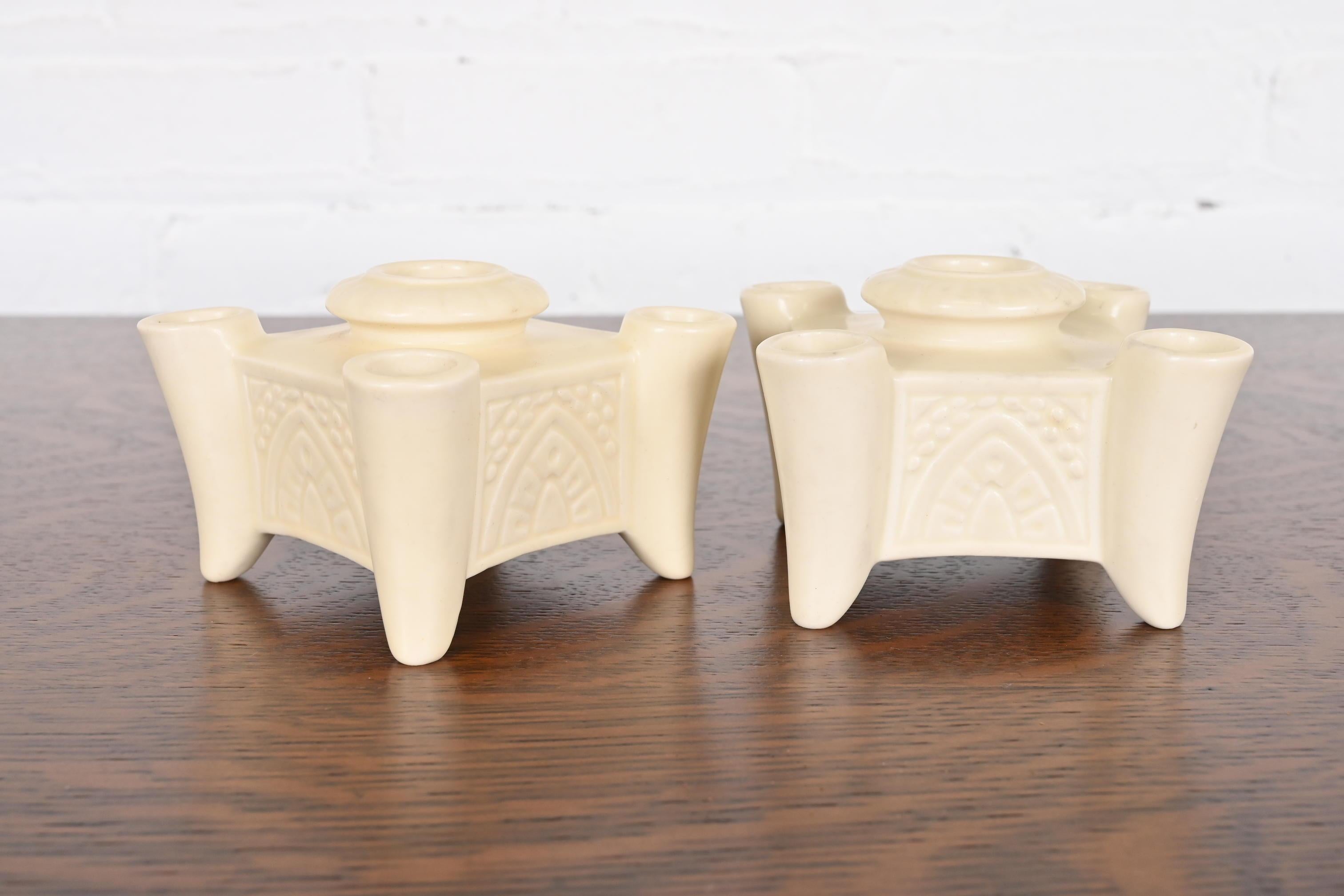 Metà XX secolo Portacandele in ceramica smaltata Rookwood Pottery Arts & Crafts, coppia in vendita