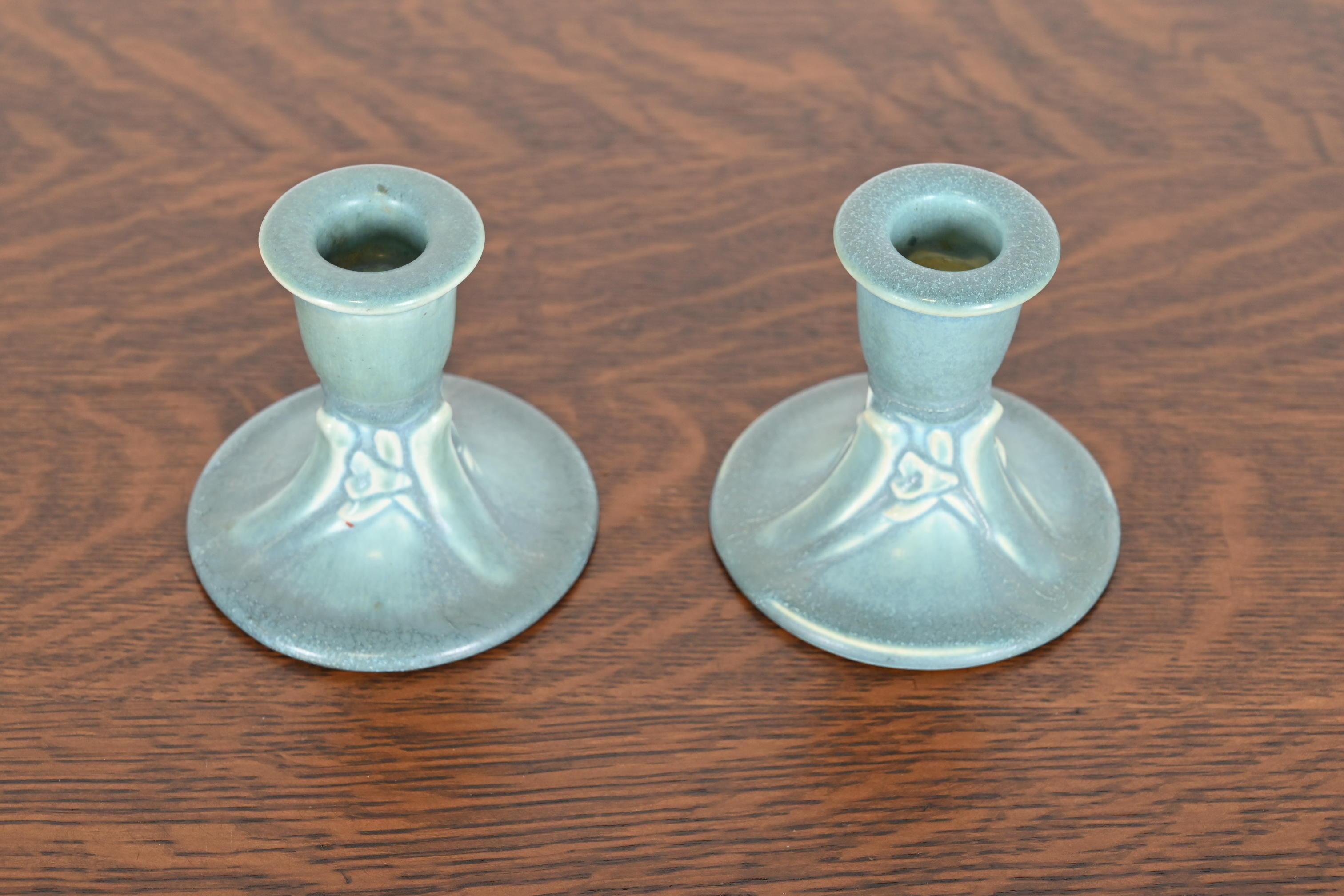Une magnifique paire de bougeoirs en poterie d'art émaillée Arts & Crafts

Par Rookwood Pottery

ÉTATS-UNIS, 1946

Céramique émaillée d'une belle couleur bleu clair.

Dimensions : 4 