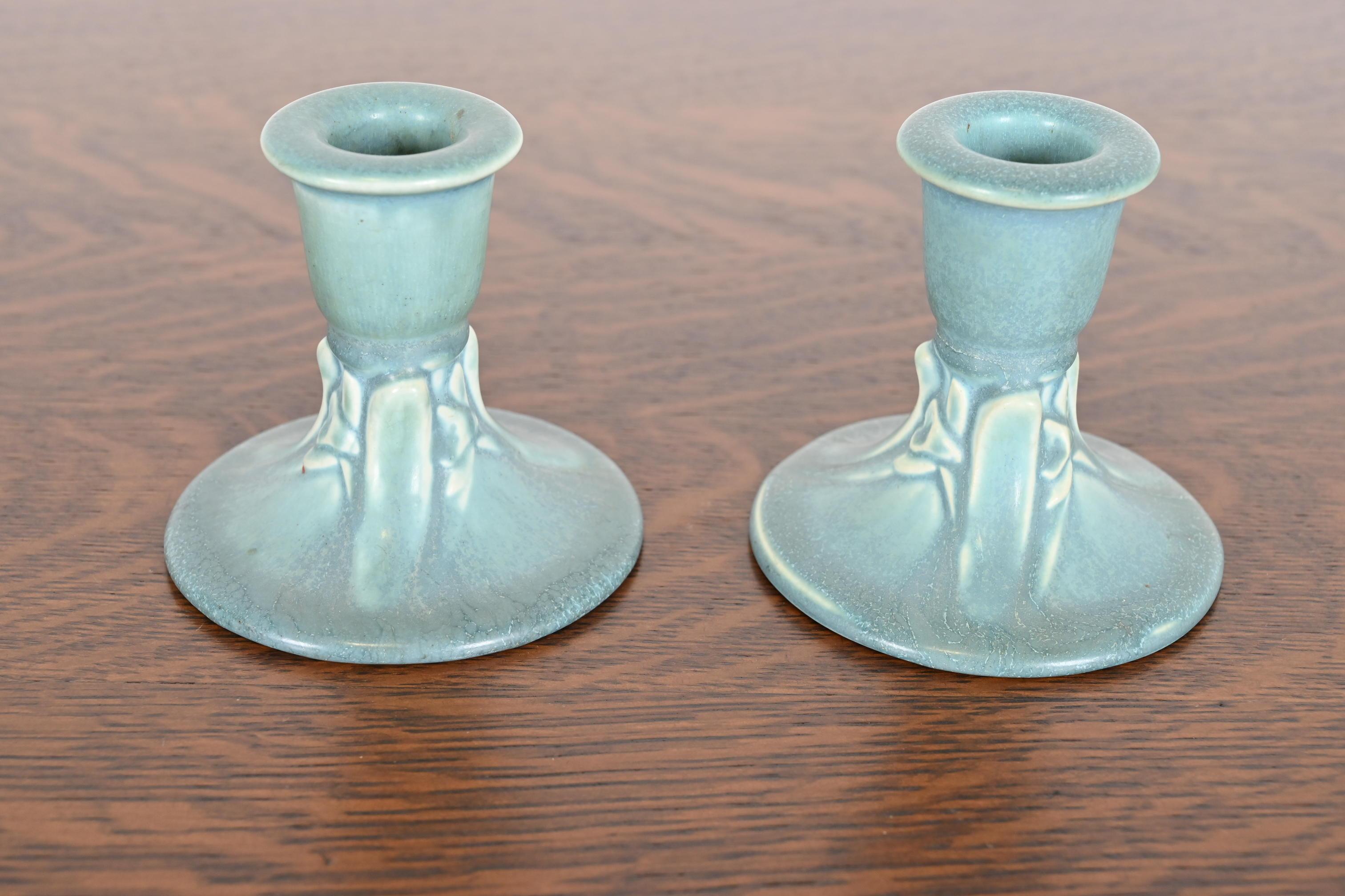 Milieu du XXe siècle Bougeoirs Arts & Crafts en céramique émaillée Rookwood Pottery, 1946 en vente