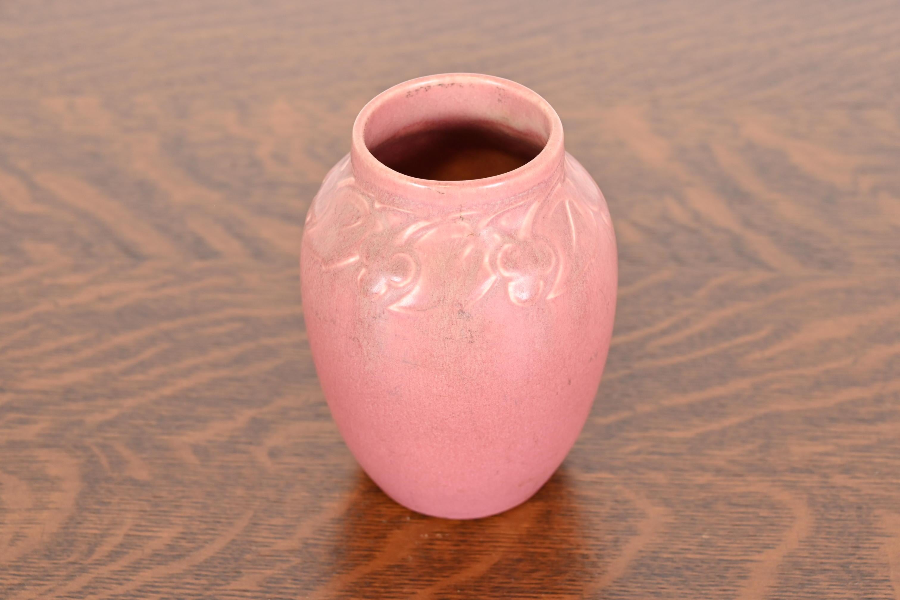 Eine herrliche Arts & Crafts Zeitraum große glasierte Kunst Keramik Vase mit Blumendekoration

Von Rookwood Pottery

USA, 1927

Glasierte Keramik in einer schönen hellrosa Farbe.

Maße: 3,5 