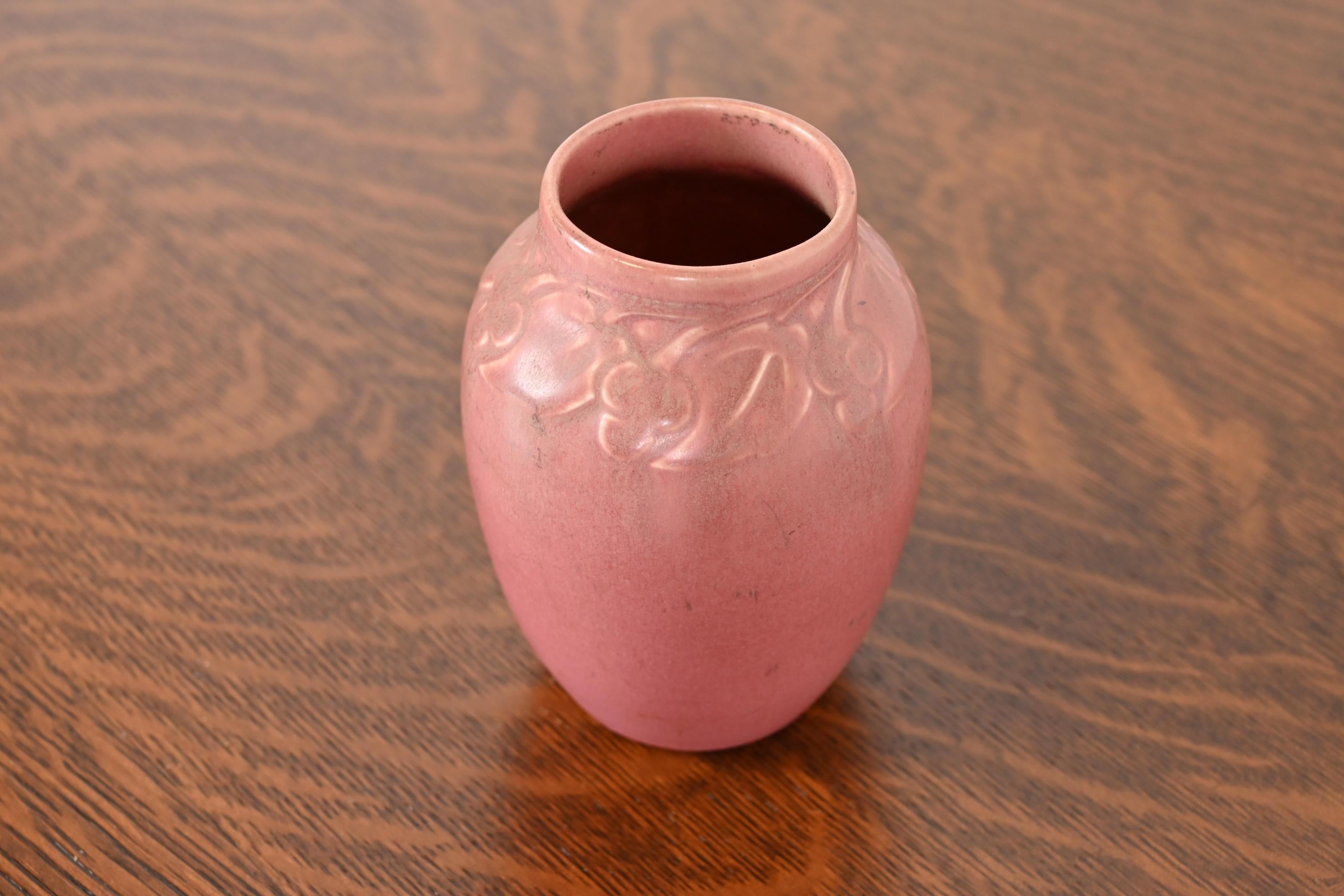Rookwood Pottery Arts & Crafts glasierte Keramikvase mit Blumendekor aus Keramik mit Blumenmotiv, 1927 (Arts and Crafts)