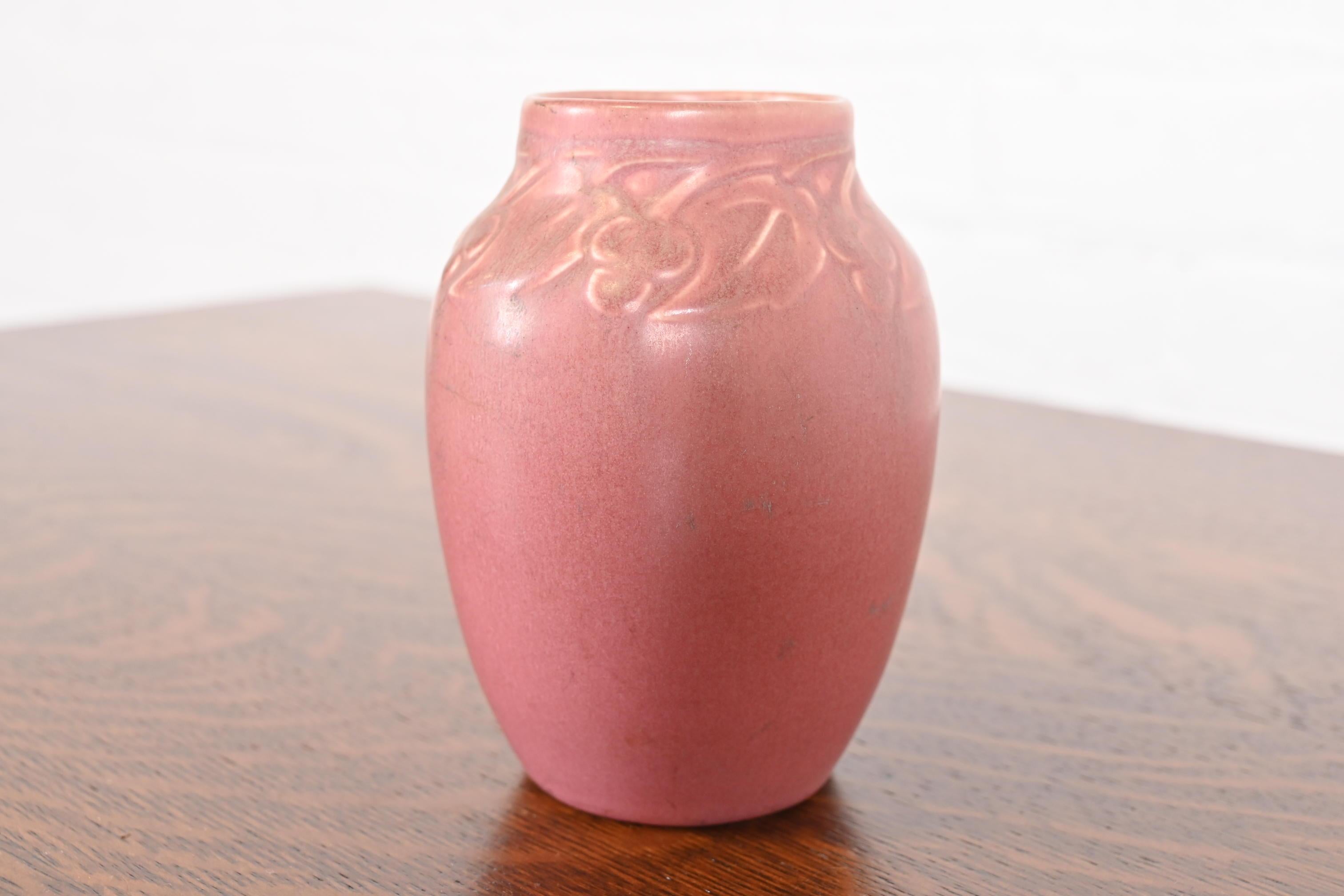 Rookwood Pottery Arts & Crafts glasierte Keramikvase mit Blumendekor aus Keramik mit Blumenmotiv, 1927 (amerikanisch)