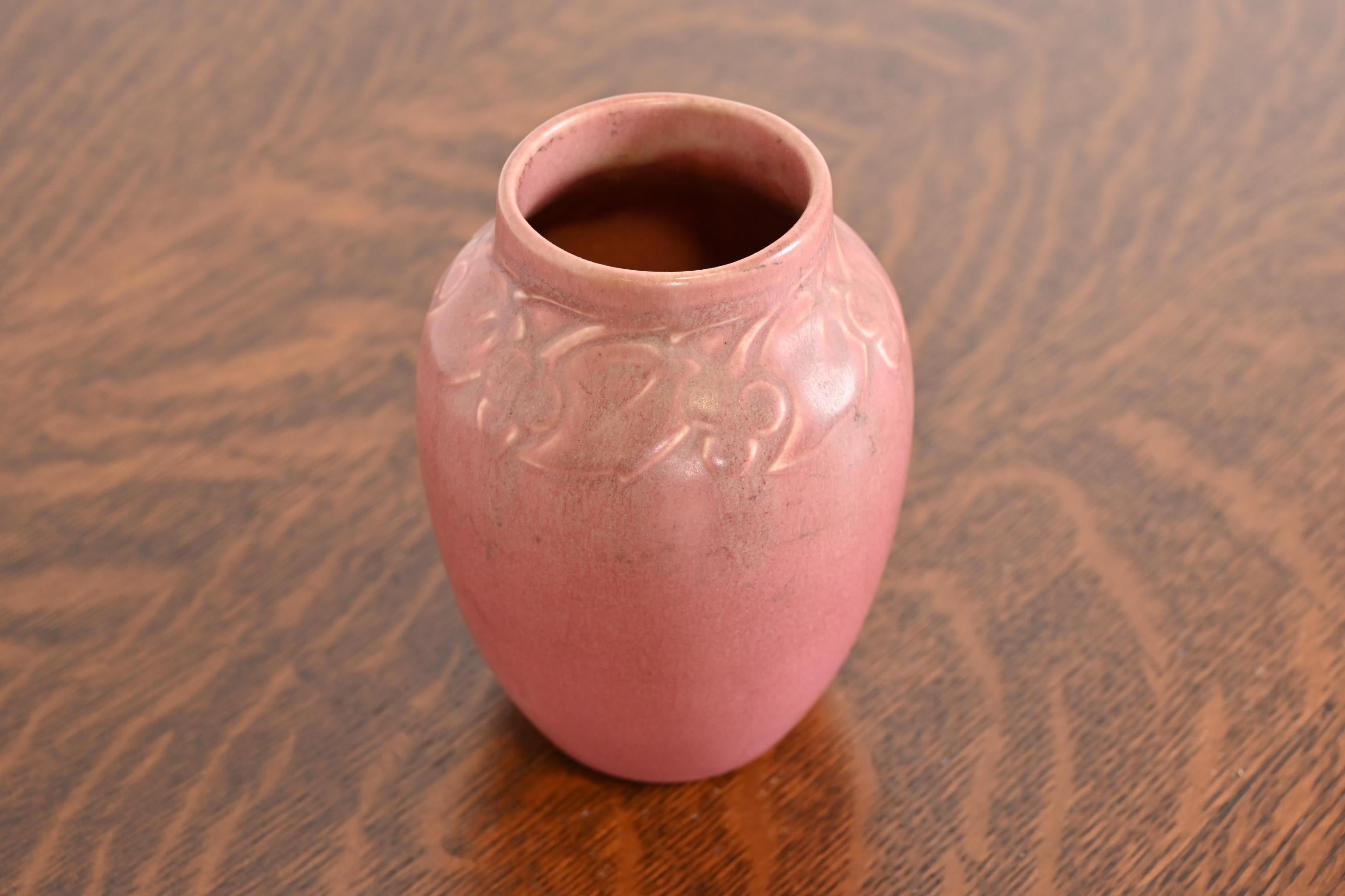 Rookwood Pottery Arts & Crafts glasierte Keramikvase mit Blumendekor aus Keramik mit Blumenmotiv, 1927 im Zustand „Gut“ in South Bend, IN