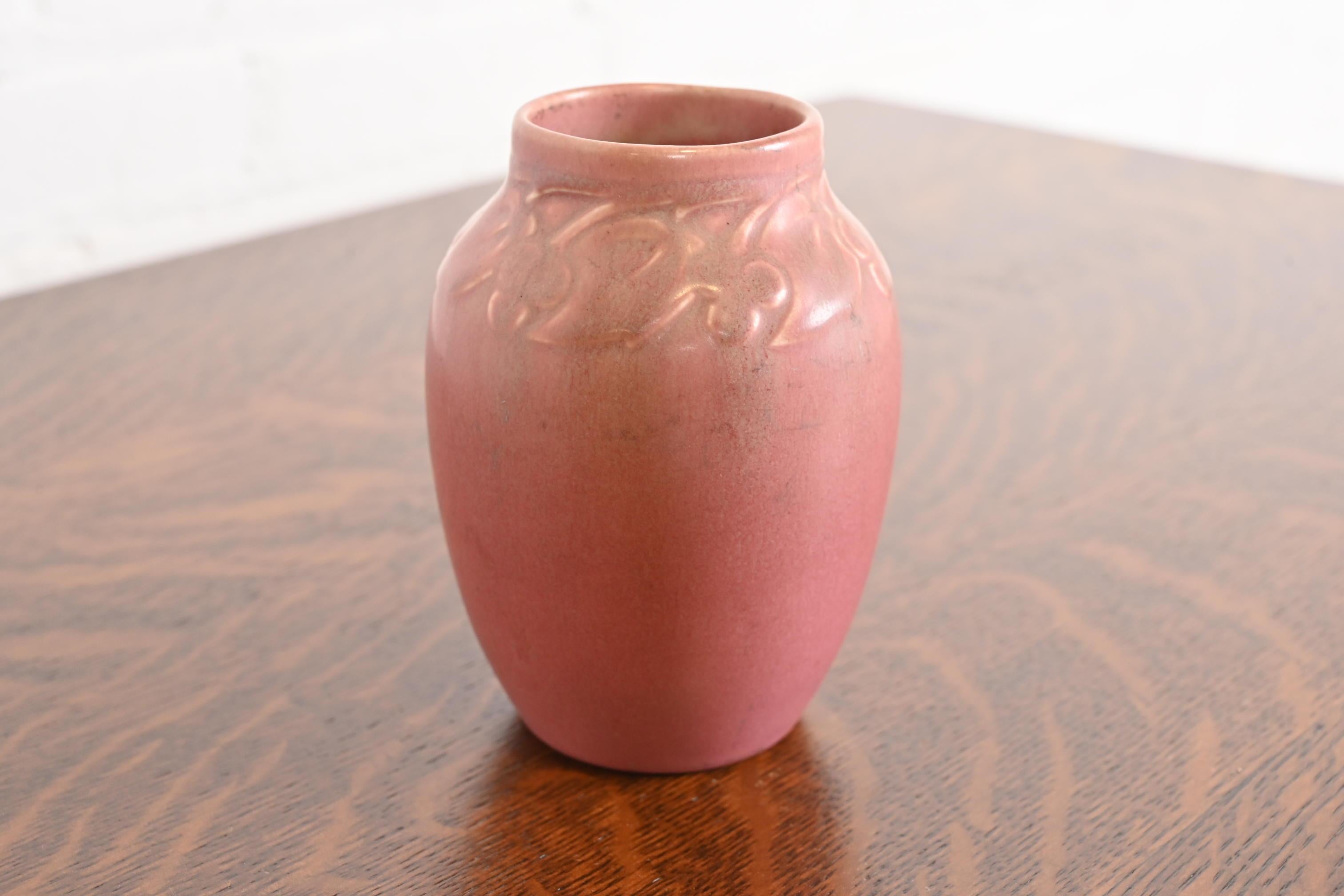 Rookwood Pottery Arts & Crafts glasierte Keramikvase mit Blumendekor aus Keramik mit Blumenmotiv, 1927 (Frühes 20. Jahrhundert)