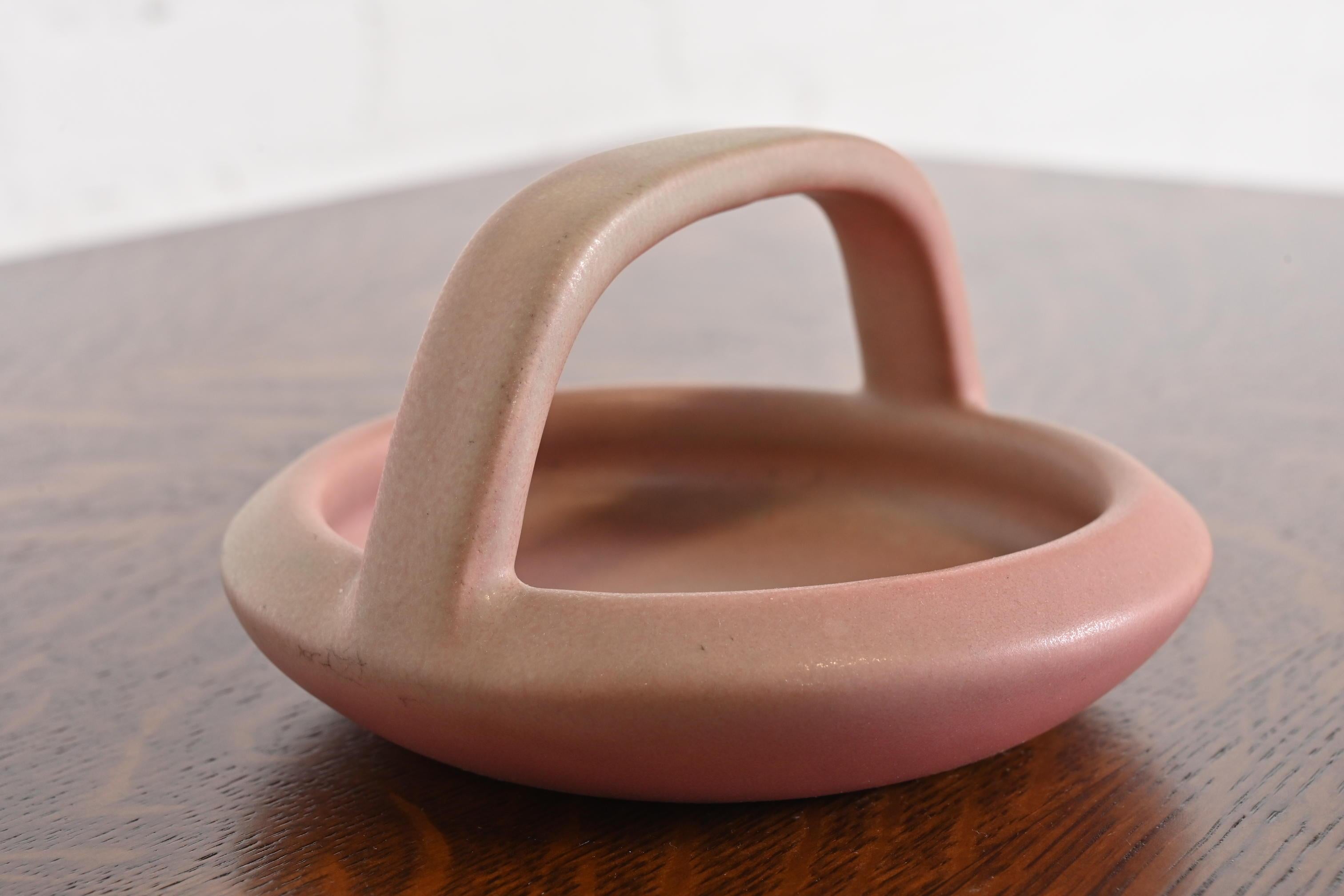 Rookwood Pottery Arts & Crafts Glazed Ceramic Pink Handled Bowl or Ashtray, 1919 In Good Condition For Sale In South Bend, IN