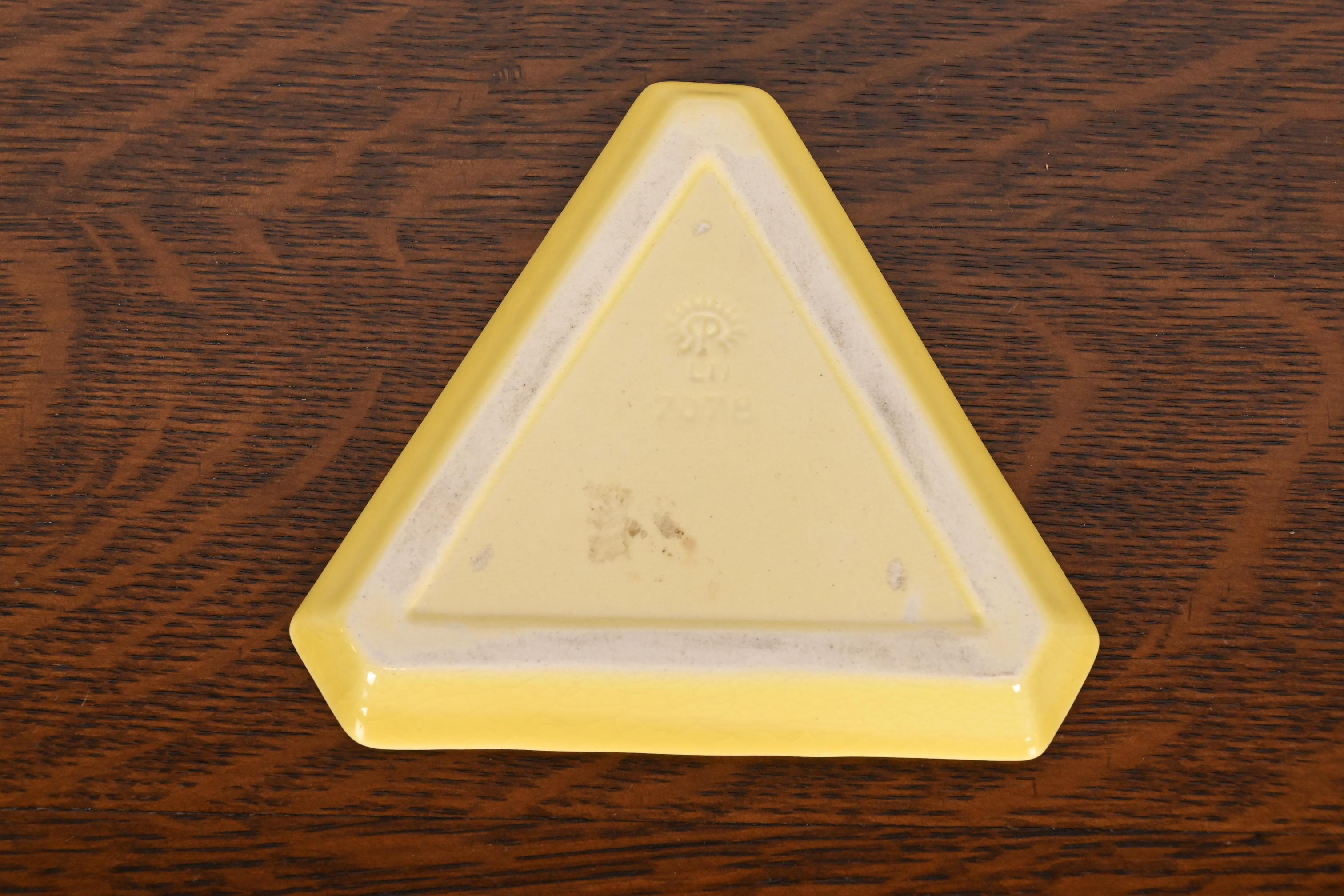 Rookwood Pottery Arts & Crafts Dreieckiger dreieckiger Aufbewahrungsbehälter aus glasierter Keramik, 1952 im Angebot 3