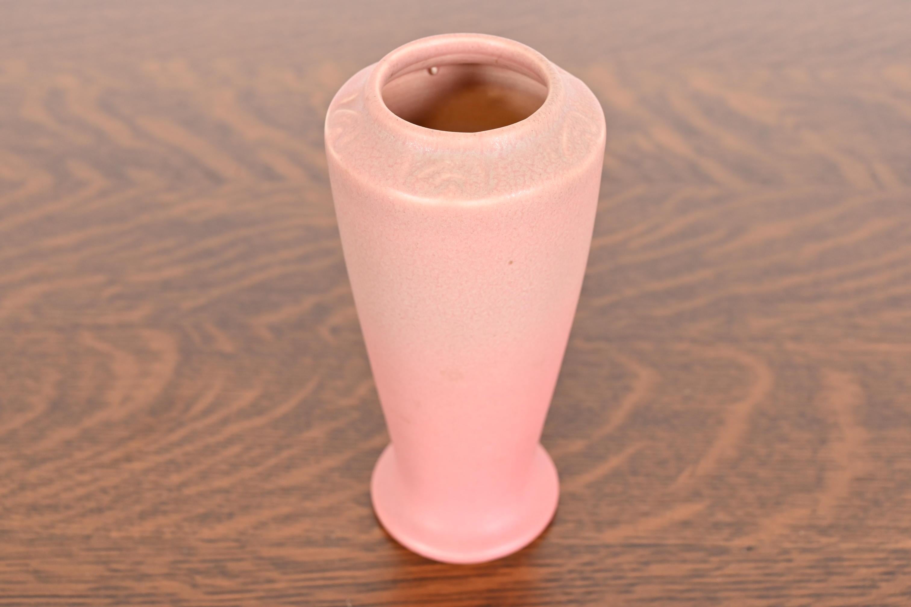 Eine wunderschöne glasierte Vase aus der Zeit der Arts & Crafts-Kunst

Von Rookwood Pottery

USA, 1922

Glasierte Keramik in einer schönen hellrosa Farbe.

Maße: 2,75 