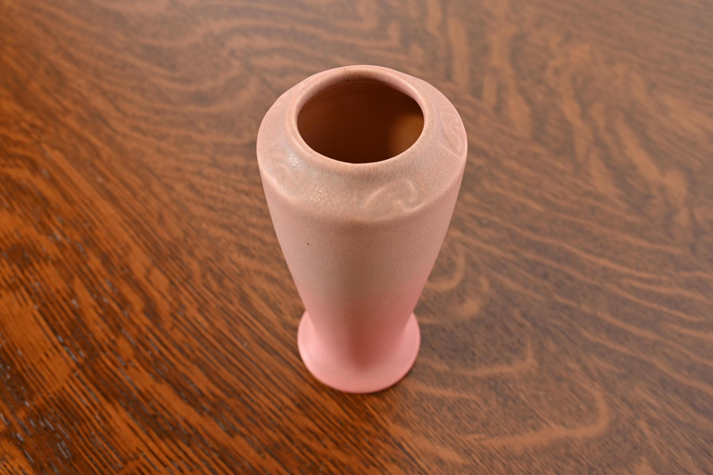 Rookwood Pottery Arts & Crafts Vase aus glasierter Keramik, 1922 (Arts and Crafts) im Angebot