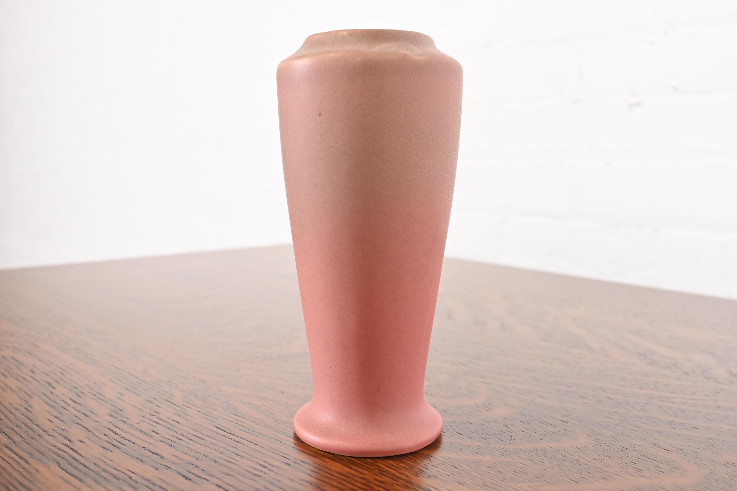 Rookwood Pottery Arts & Crafts Vase aus glasierter Keramik, 1922 (amerikanisch) im Angebot