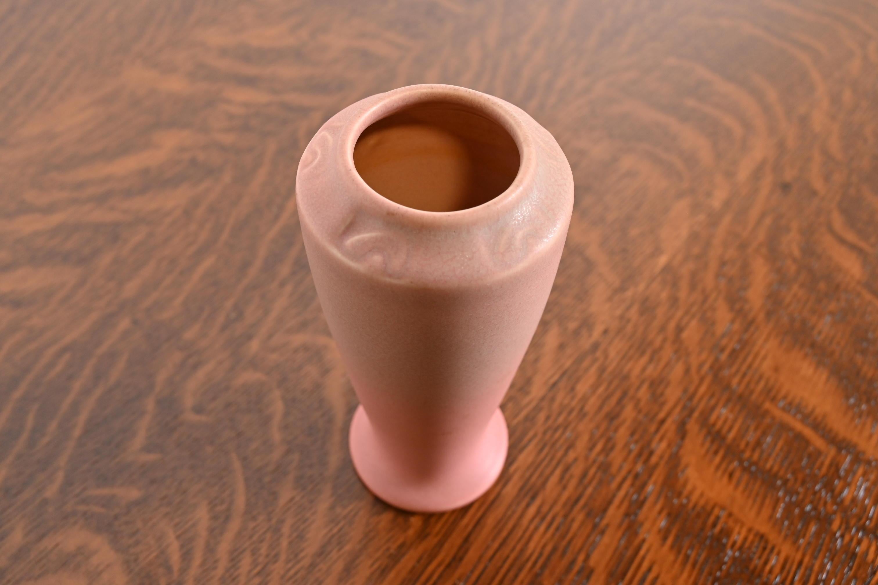 Rookwood Pottery Arts & Crafts Vase aus glasierter Keramik, 1922 im Zustand „Gut“ im Angebot in South Bend, IN
