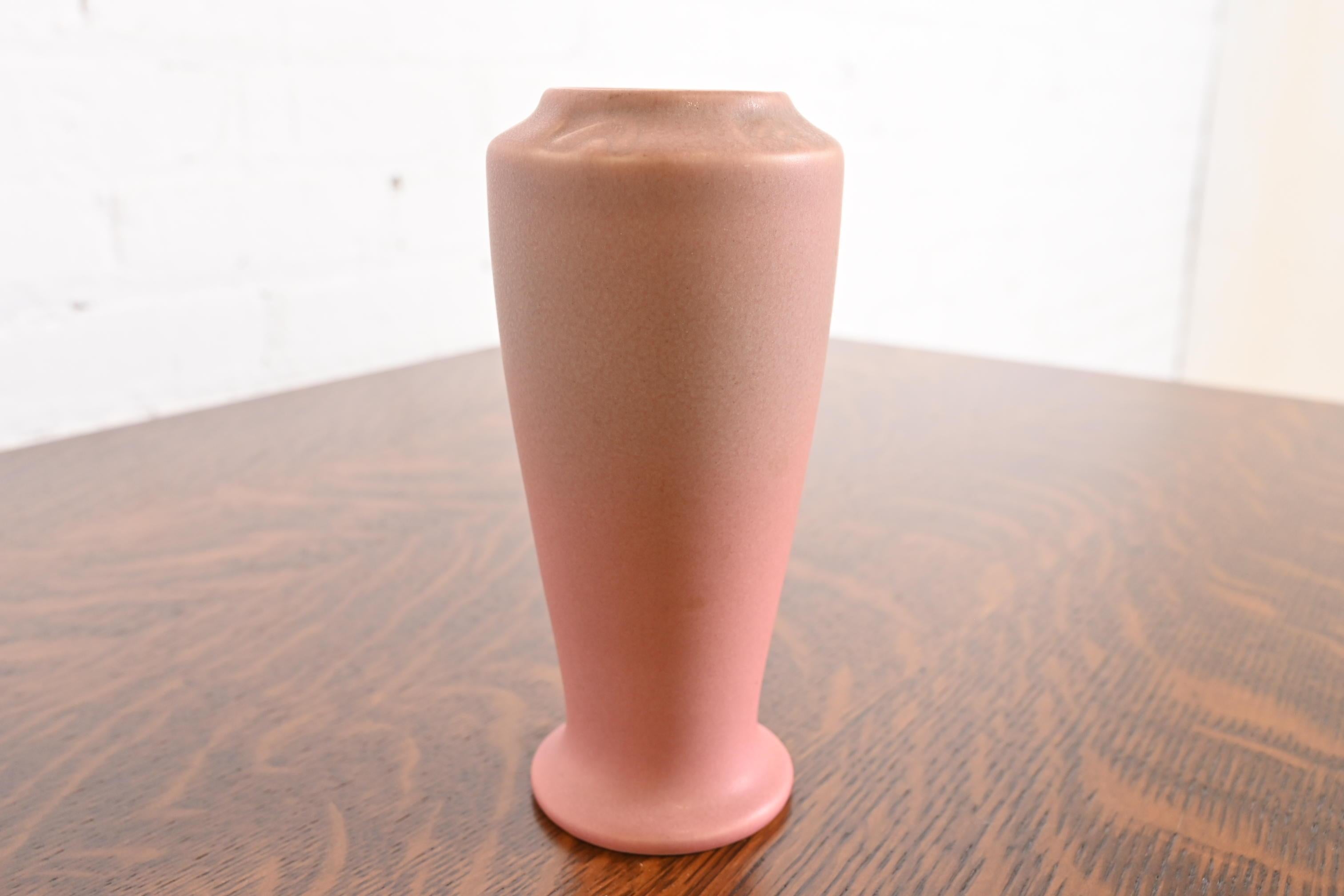 Rookwood Pottery Arts & Crafts Vase aus glasierter Keramik, 1922 (Frühes 20. Jahrhundert) im Angebot
