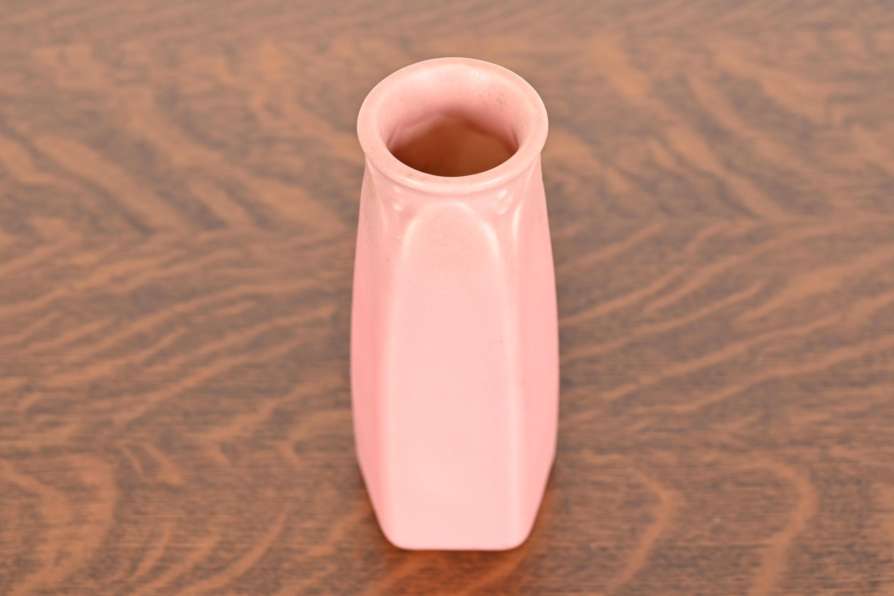 Eine wunderschöne glasierte Vase aus der Zeit der Arts & Crafts-Kunst

Von Rookwood Pottery

USA, 1928

Glasierte Keramik in einer schönen hellrosa Farbe.

Maße: 2,5 