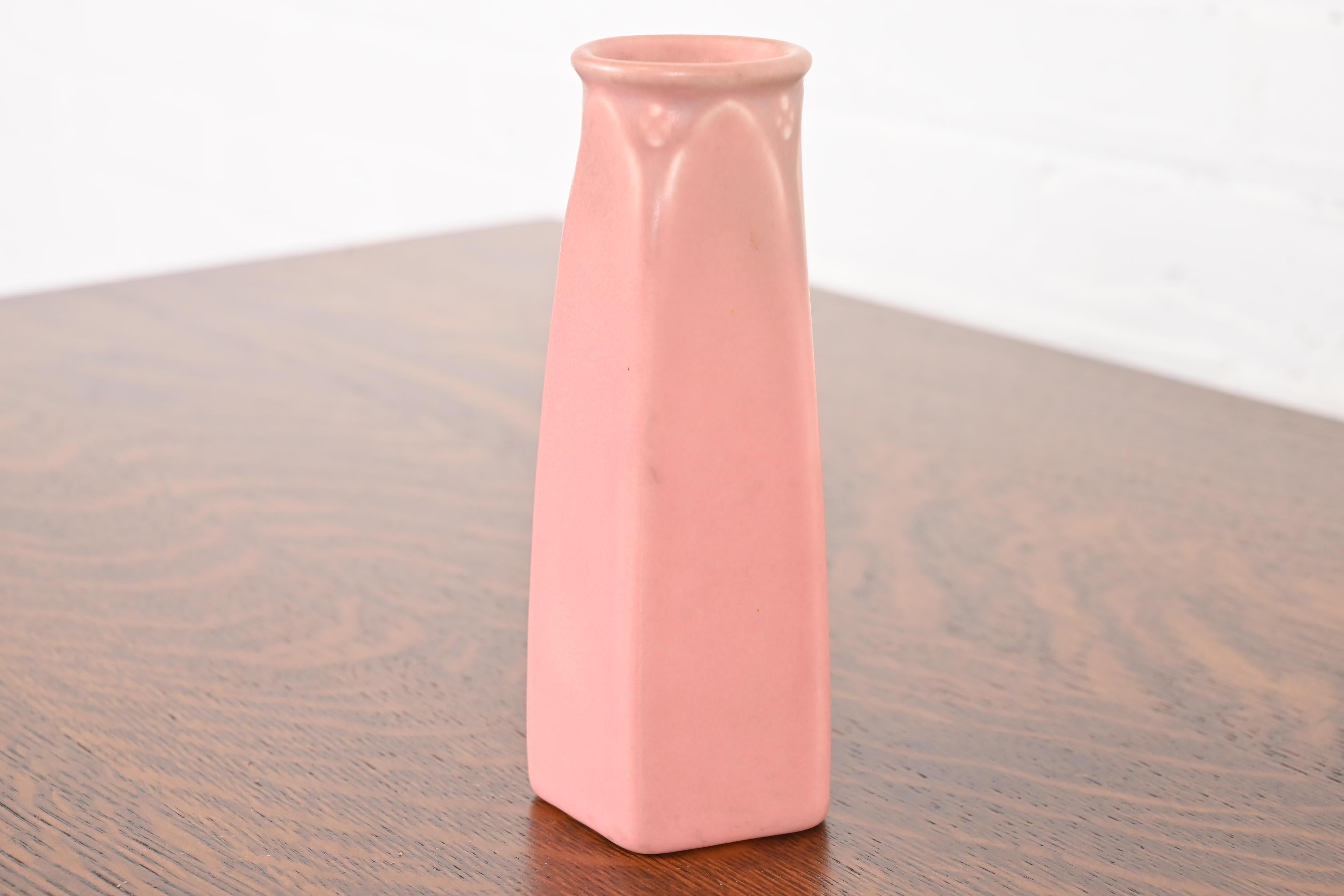 Rookwood Pottery Arts & Crafts Vase aus glasierter Keramik, 1928 (amerikanisch) im Angebot