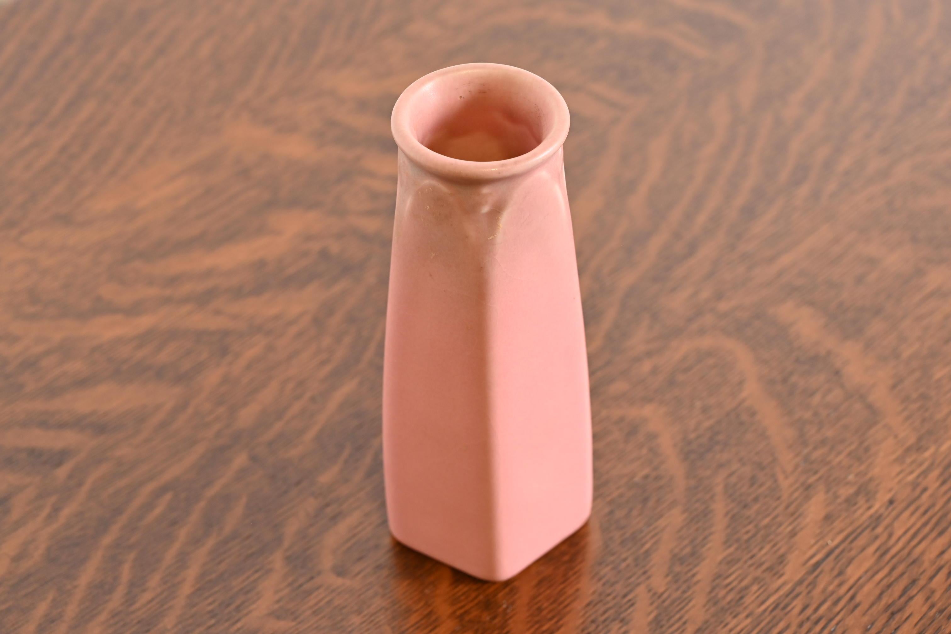 Rookwood Pottery Arts & Crafts Vase aus glasierter Keramik, 1928 (Frühes 20. Jahrhundert) im Angebot