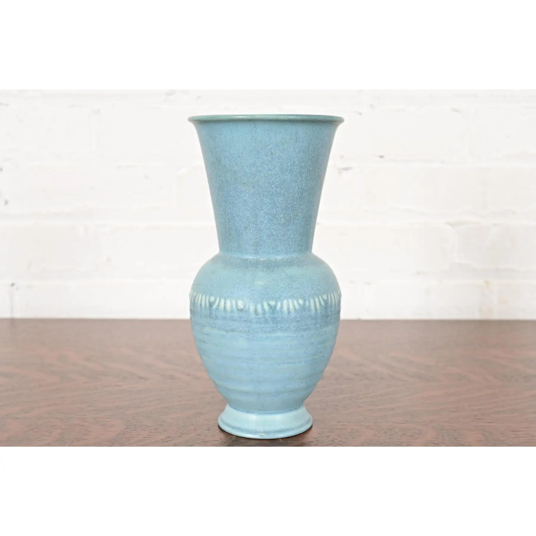 Eine wunderschöne glasierte Keramikvase aus der Zeit des Arts & Crafts

Von Rookwood Pottery

USA, 1934

Glasierte Keramik in einer schönen hellblauen Farbe

Maße: 6,25 