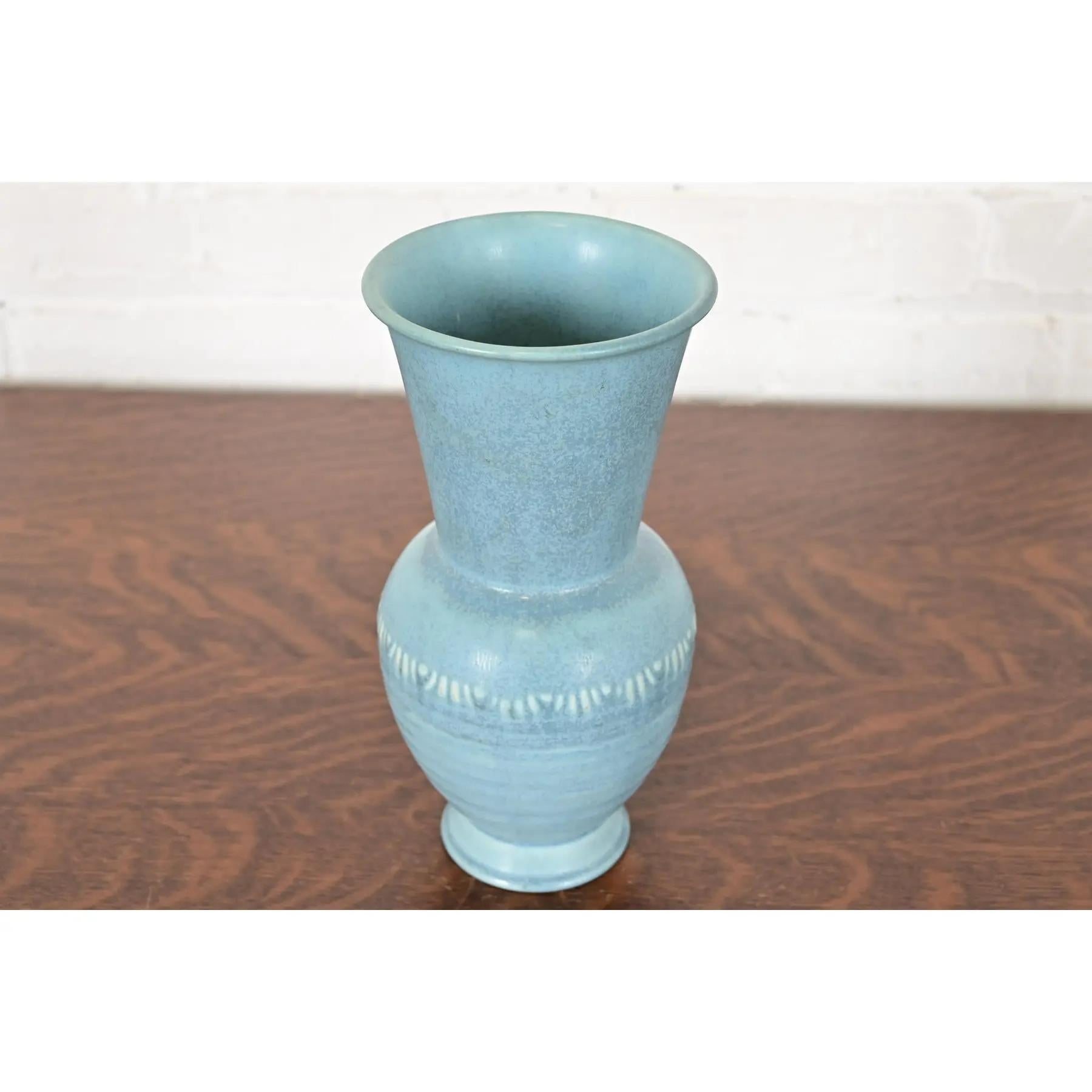 Rookwood Pottery Arts & Crafts Vase aus glasierter Keramik, 1934 (Arts and Crafts) im Angebot