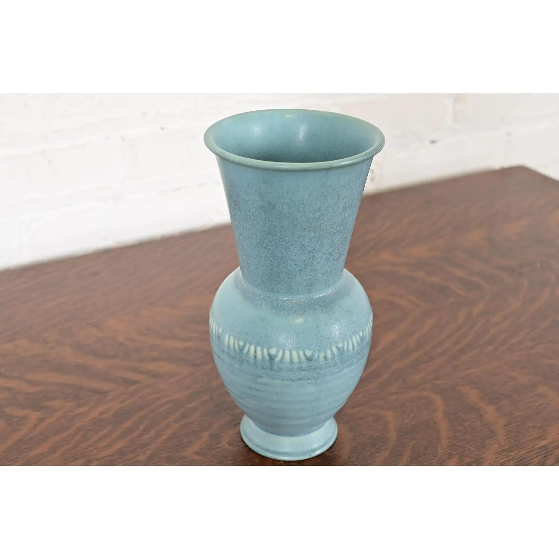 Rookwood Pottery Arts & Crafts Vase aus glasierter Keramik, 1934 (amerikanisch) im Angebot