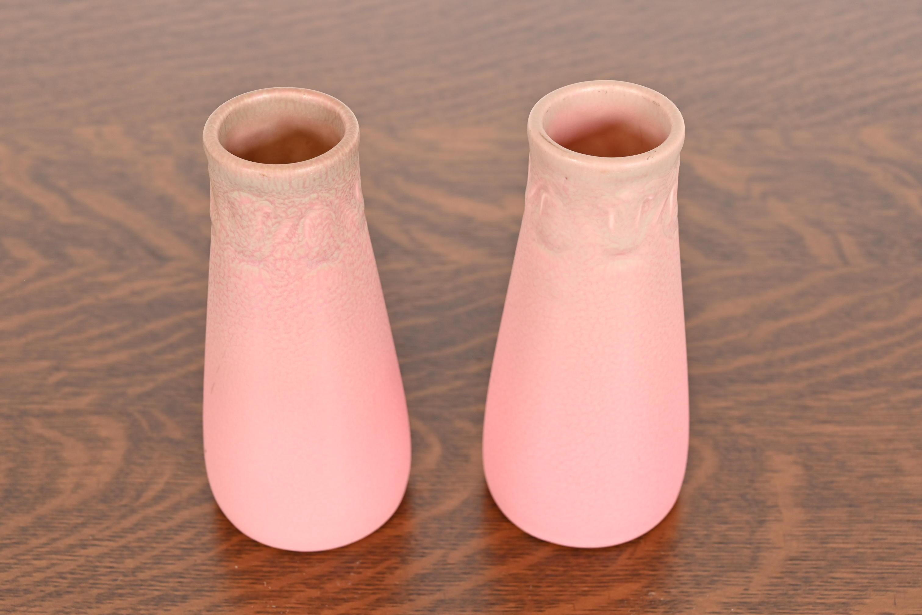 Ein wunderschönes Paar glasierte Vasen aus der Zeit der Arts & Crafts-Kunstkeramik

Von Rookwood Pottery

USA, 1930

Glasierte Keramik in einer schönen hellrosa Farbe mit hellgrünen Akzenten am Rand.

Maße: 3 