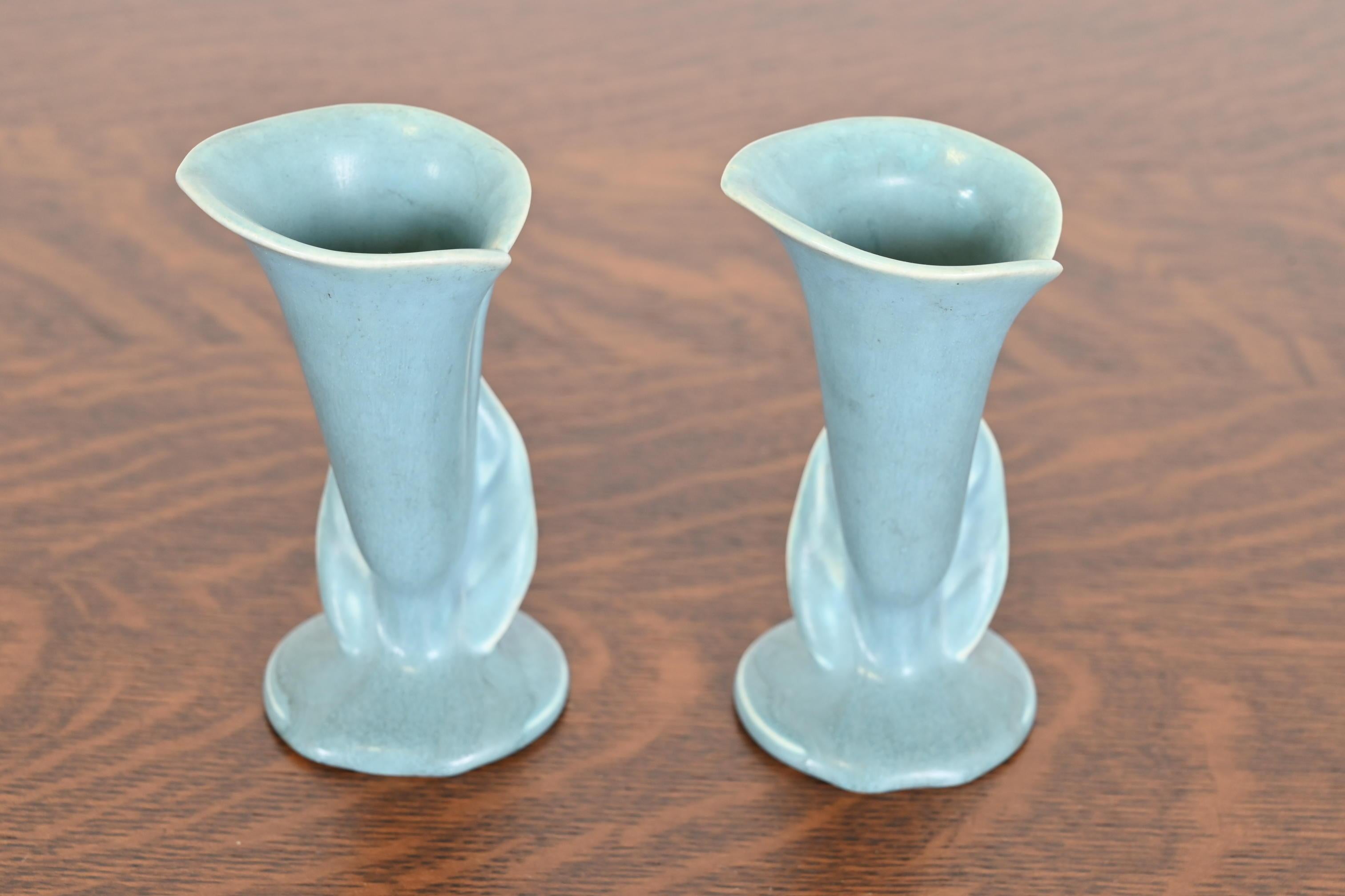 Una splendida coppia di vasi in ceramica artistica smaltata Arts & Crafts a forma di calle

Da Rookwood Pottery

USA, 1949

Ceramica smaltata in un bellissimo colore azzurro.

Ciascuna misura: 2,75