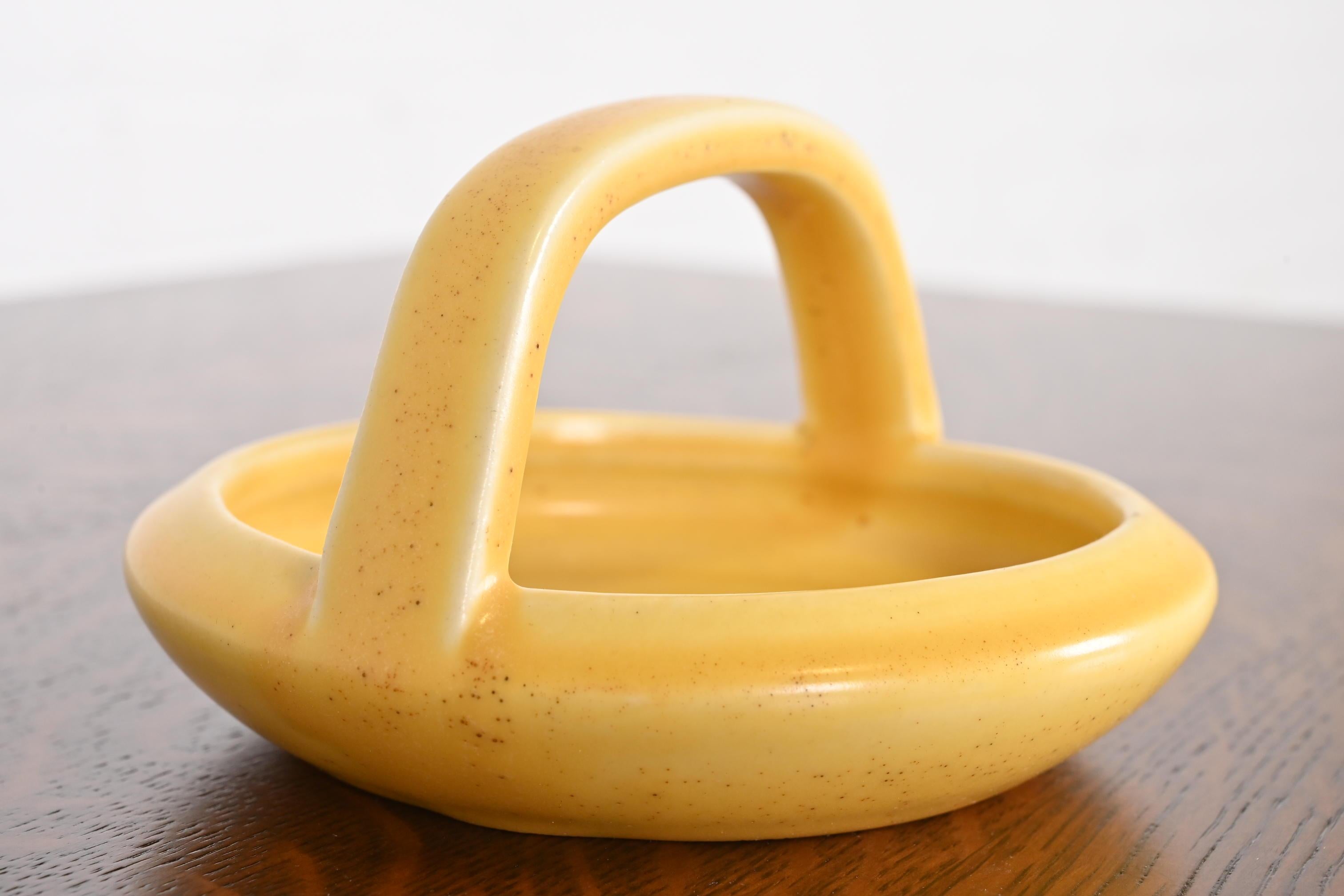 Céramique Bol ou cendrier Arts & Crafts en céramique émaillée jaune à poignée Rookwood Pottery en vente